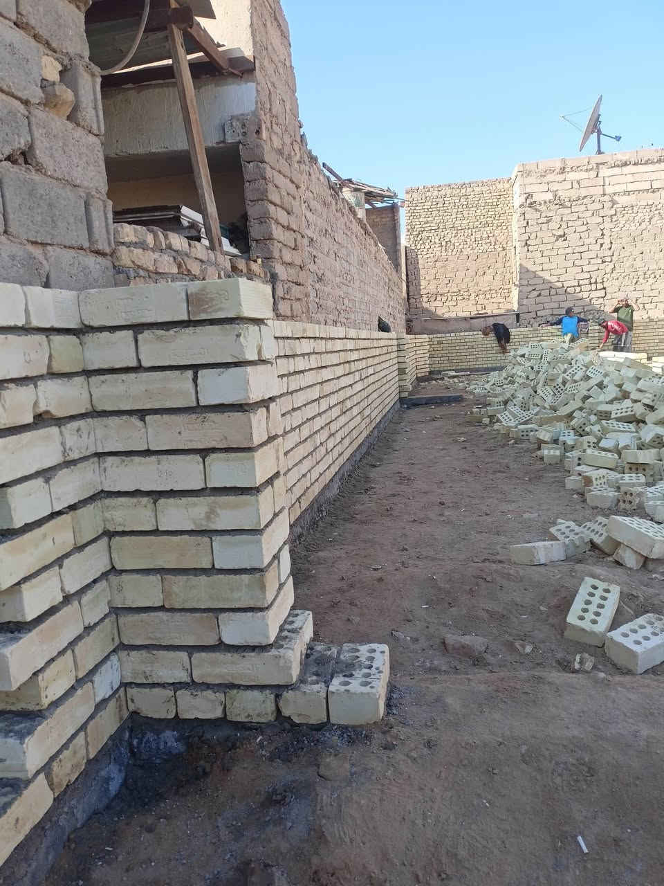 خلفه بناء متفرغ حالين،
***********
