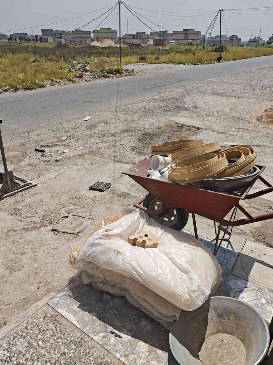 السلام عليكم غراض مواد انشائيه محل كامل للبيع باقل من سعر الجمله مع غراضه السعر 5 مليون وبي مجال حك الجيه مع وجود جميع الوصولات وغراض اخرى اضافيه مثل الكصه كامله التي تفصل المحل الى طابق علوي صغير كمخزن كما موضح في الصور و المبردات اثنين كبيره وصغيره ولافتة العرض لبوستر المحل ودريلات همر 2 كبير وعربانه وزن ثقيل وسكله قفص كامل والكصه الموجوده في الصوره ودرج حديد والرفوف وعلب النواعم وكتب البيع يحتوي المحل على :
السلام عليكم غراض مواد انشائيه محل كامل للبيع باقل من سعر الجمله مع غراضه السعر 5 مليون وبي مجال حك الجيه مع وجود جميع الوصولات وغراض اخرى اضافيه مثل الكصه كامله التي تفصل المحل الى طابق علوي صغير كمخزن كما موضح في الصور و المبردات اثنين كبيره وصغيره ولافتة العرض لبوستر المحل ودريلات همر 2 كبير وعربانه وزن ثقيل وسكله قفص كامل والكصه الموجوده في الصوره ودرج حديد والرفوف وعلب النواعم وكتب البيع يحتوي المحل على :
1 _ مواد كهربائيه 
2 _ مواد صحيات
3 _ مواد صبغ
4 _ نواعم ومستلزمات المنزل
5 _ اغراض المبردات
6 _ مبيدات الحشرات وجميع انواع الاصق والفوم 
7 _ زيوت ودهن المولدات والسيارات
8 _ مواد النجاره ( عصافير ، جواكيج ، سيم ،الى اخر . . . ) 
9 _ امور اضافيه غير موجوده في القوائم مثل السطوله وصوندات المغاسل والسنك لفات وايرات 
10 _ ومواد اخرى غير مذكوره لجعلها انشائيه متكامله السعر خمسه مليون وبي مجال حك الجيه الشراي يراسلني واتساب ادزله الوصولات للمواد وتوجد مواد بدون وصولات مثل لدريلات والسكله والمبردات وعارضة المحل ونواعم كثيره كلها من ضمن السعر كامل المكان بغداد قرب الكاظميه
***********
