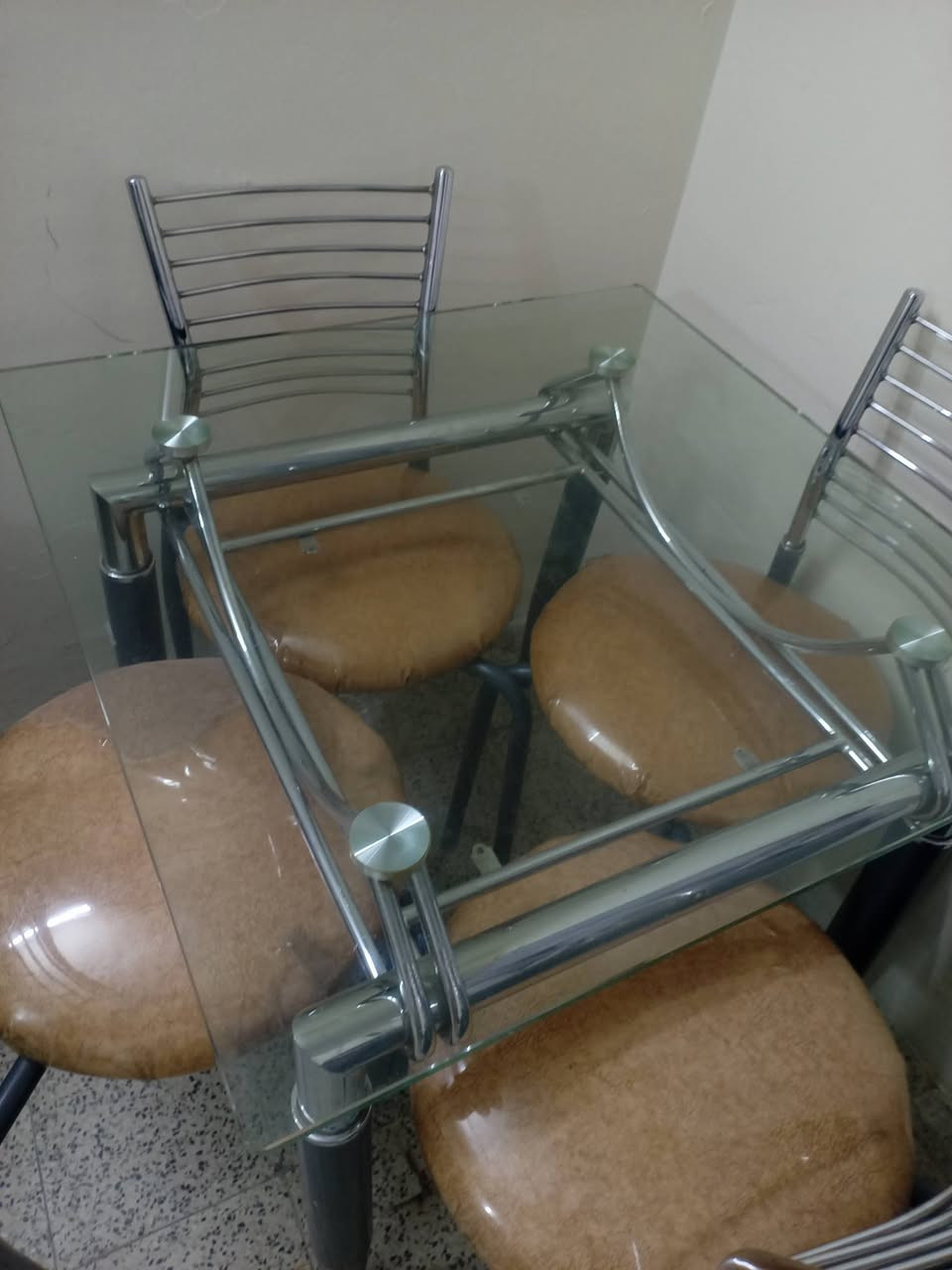 ميز طعام للبيع مع ٤ كراسي اي ضرر مابي السعر 125 الف للأستفسار الأتصال علرقم ويوجد واتساب ***********
