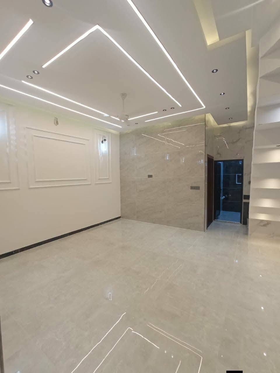 🏠 للبيع بيت حديث بكربلاء 🏠
الموقع: حي العباس - على شارع الحولي التجاري مباشر
المساحة: 100 متر 
البناء: طابقين - مسلح - طابوق جمهوري - تشطيب سوبر ديلوكس

التفاصيل:
- 3 غرف نوم
- استقبال + صالة واسعة 
- مطبخ + صحيات حديثة
- ديكور جبس + إنارة مخفية + بورسلاين درجة أولى
- درج رخام + إضاءة للدرج

الأوراق: سند 25 - إقرار مباشر من صاحب السند

السعر: 200 مليون دينار 

للاستفسار والمعاينة: 
واتساب *********** 📞.
