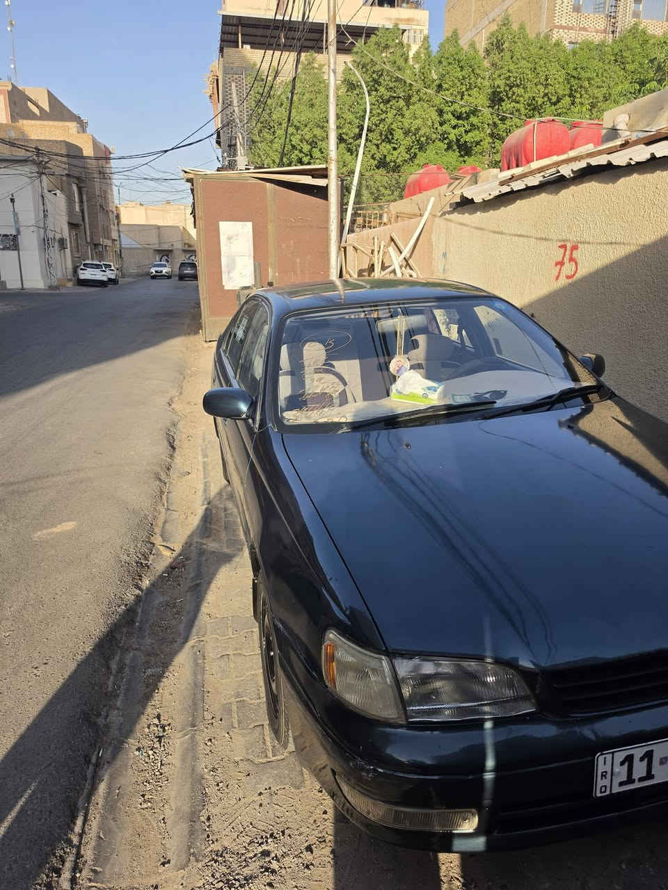 السلام عليكم كرونه نفخ موديل 1994 لون زيتوني رقم بغداد انكليزي سنزيه لل2031 كير ومكينه وحداديه مكفولات تخم تاير  جديد سياره مكفوله من كصه ومن ضربه وشرعيات سعرها 52 وبيها مجال المكان نجف رقم الهاتف : ***********
