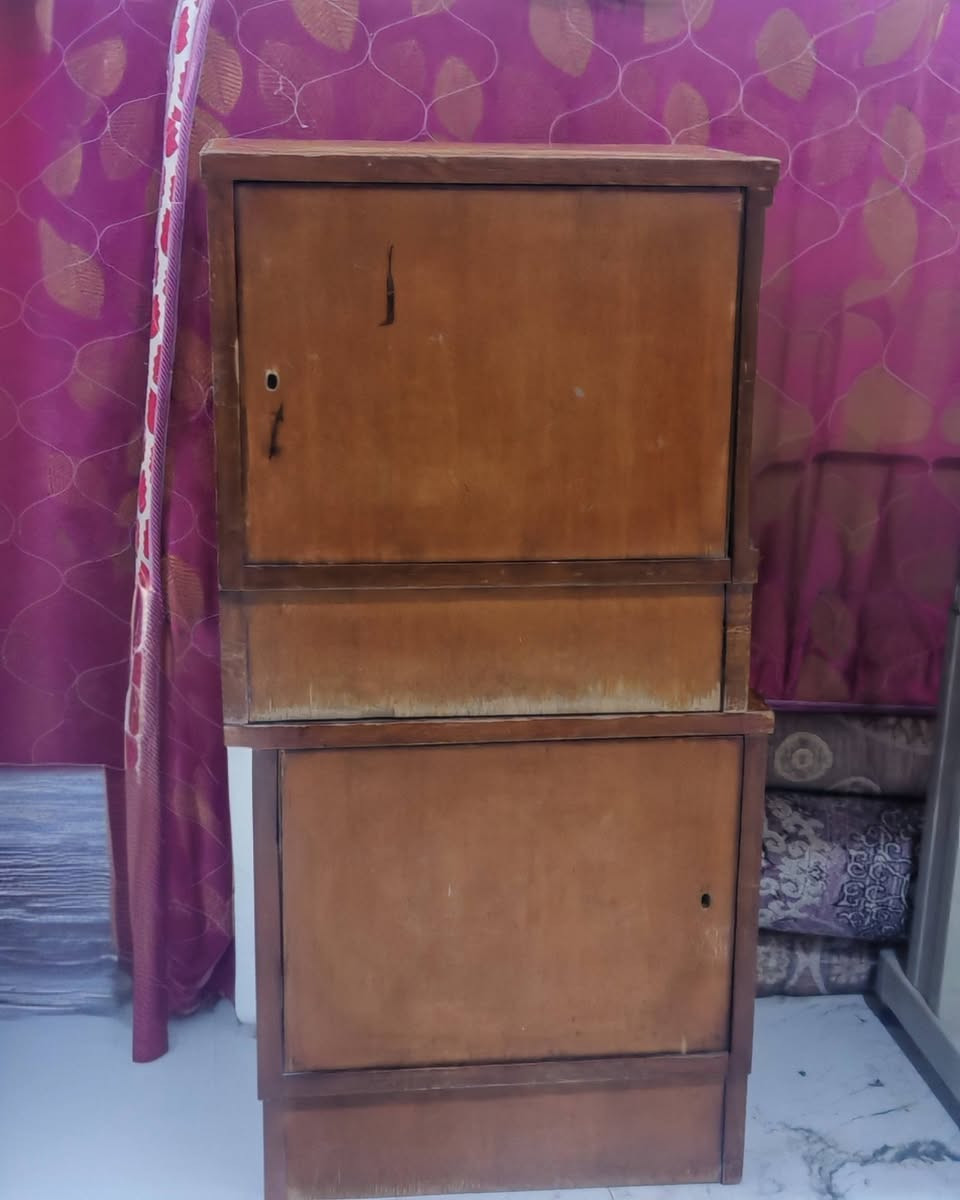 يوجد لدينا أثاث مستعمل نظيف جداََ سرير مع منادر اخشاب غرفة ميز مراية وميز جانبي عدد ٢ وميز أحذية جزامة نظيف التواصل على الرقم ***********
