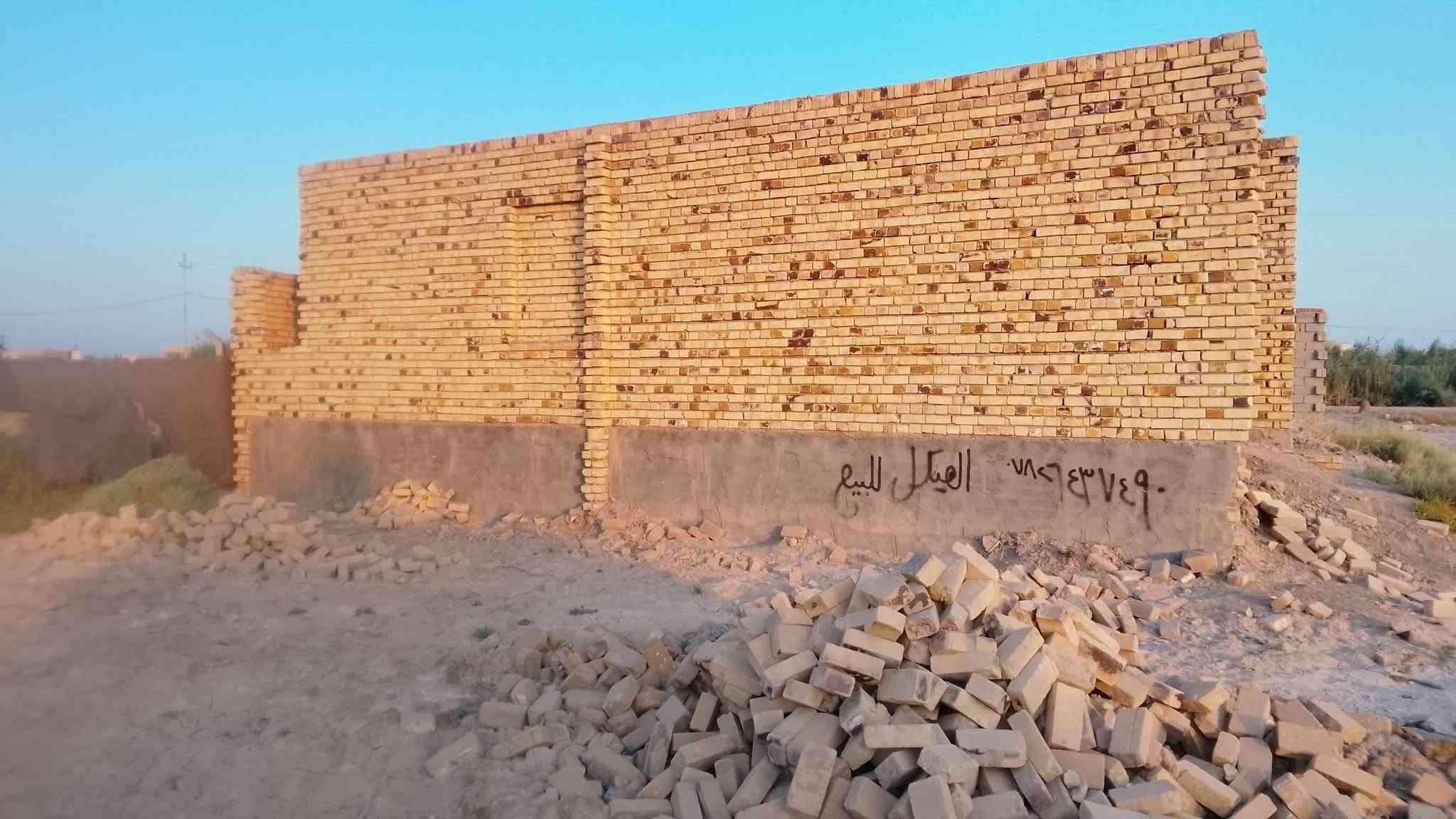 السلام عليكم من رخصه الدمن
هيكل للبيع مساحه 200م البناه يحتوي على
غرفه 1+صاله + حمام داخل الممر+ مطبخ حار وبارد + ملاحضه باقي غرفه وستقبال غير مبنيات + عنوان طريق المعاره حسينية الأمام السجاد  عل بزل يبعد عن الشارعه العام 500م يتوفر كهرباء ومي +  بيع مستعجل السعر30 وبيه مجال  الشراي اتصل على الرقم ***********+ ومراسله اصفحه

نص مكتوب في الصور:
- واجه مطبخ + صاله
- غرفه غير مبنيه استقبال غير مبني
- المطبخ 👈
- واجه الصاله 👈
- شباك الغرفه المتروكه
- حمام داخل الممر