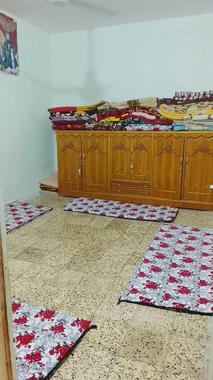 السلام عليكم بيت مساحته 200للبيع  العنوان الچلبيه يم مدرسة الخلاني الواجهة 2 ونص يحتوي على غرفتين وصاله واستقبال ومطبخ وللستفسار الاتصال على الرقم  ***********
