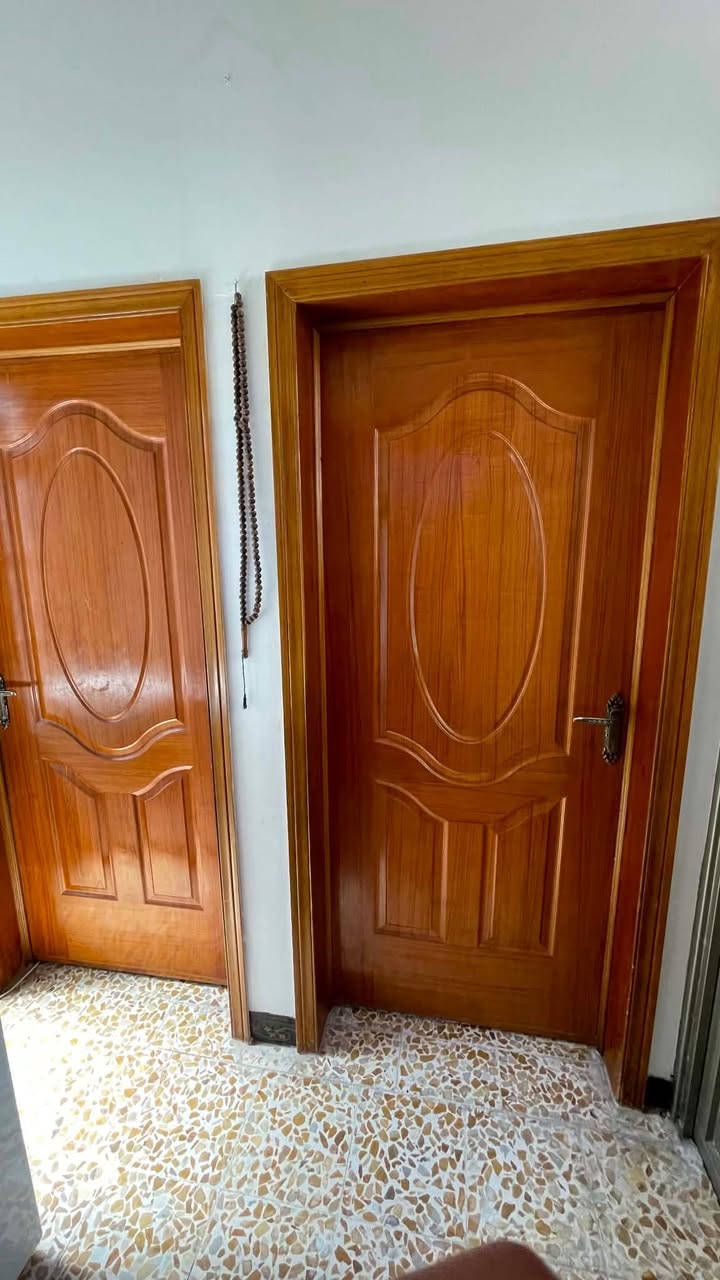 سلام عليكم ورحمة الله وبركاته 
بيت للبيع في حي البكر قرب جامع البديع المساحة ١٥٠متر واجهة ٧،٥متر بناء جديد المنزل يتكون 
كراج +حديقة داخلية صغيرة 
مطبخ 
استقبال 
هول 
غرفتين بل صدر 
مناور ٢ 
 صحيات 
بيتونه  البيت طابق واحد 
للإستفسار  ***********
