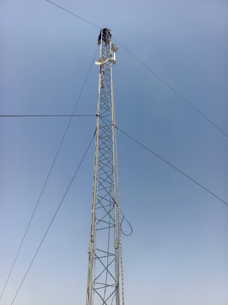 السلام عليكم برج للبيع سكاتر عدد ثلاثه دشات عدد اثنين 912 عدد 5 حديده 18 متر توصيل موجود لكافه المحافظات متوفر لتنصيب الابراج وتفصيل الابراج *********** السعر 650
