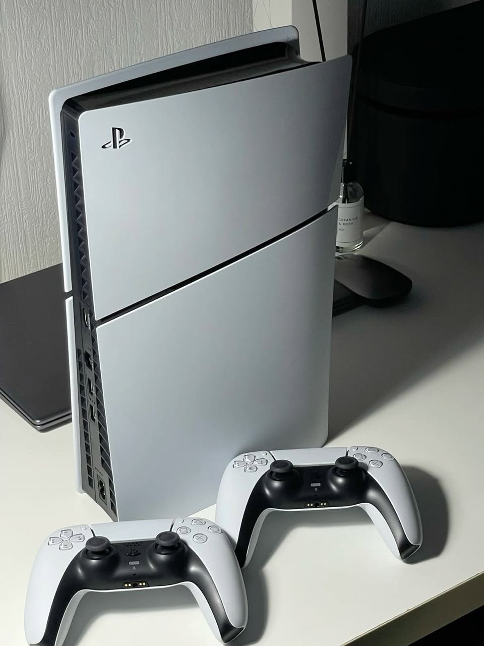 السلام عليكم 

Ps5 Slim UK بريطاني وكالة 
1 TB 
دبل جوستِك ( أصلي ) 
قاعِدة تبريد لِد + شحن جوستكات 
حساب أمريكي + حساب اماراتي 
جميع الملحقات كاملة 
الألعاب 
قرص بيس 21 
قرص فيفا 25 
الالعاب المخزونه 
سبايدرمان 
دلتا فورس 
كول اوف ديوتي بيتا 
Gta 5 اون لاين 

نظافة الجهاز 100% 
ما طالع من البيت . 

مكاني بغداد الشعب 

السعر 900 الف مع كامل الملحقات المذكوره ❤️ 

اهل البيع والشراء والعمله ( نصيحه لا توصلون للمنشور ) 

***********

