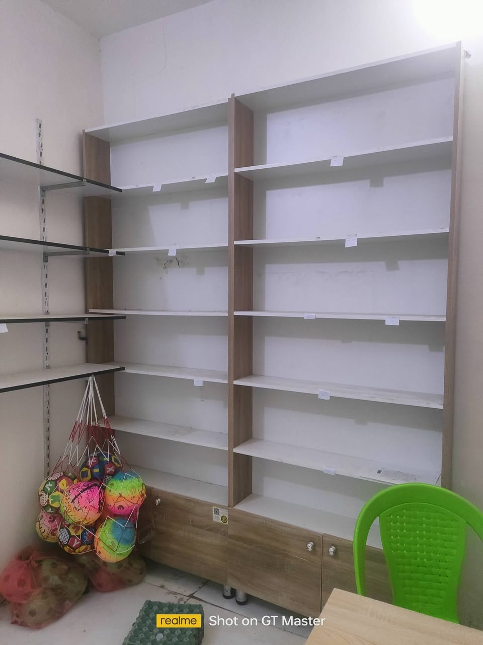 السلام عليكم فاترينات للبيع نظيفات سعر الوحده 75 الف اربع قطع وزاويه
الشراي يتصل على الرقم ***********

نص مكتوب في الصور:
- realme Shot on GT Master