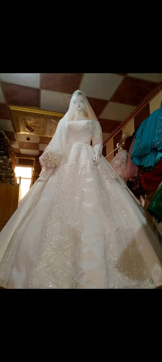 السلام عليكم المكان قريه العوسجه ناحيه القياره اللي يريد فساتين اعراس وخطوبه والحنه و مناسبات للايجار مع تزيين سيارات الاعراس يتواصل معنا على رقم المكان يقع جوه برج آسيا سيل قرب محلات قحطان الجمله ان شاء الله الاسعار مناسبه(( ***********)) غير متواجد على الفيس هذا الرقم بيه واتساب مطلوب عاملات للصالون
