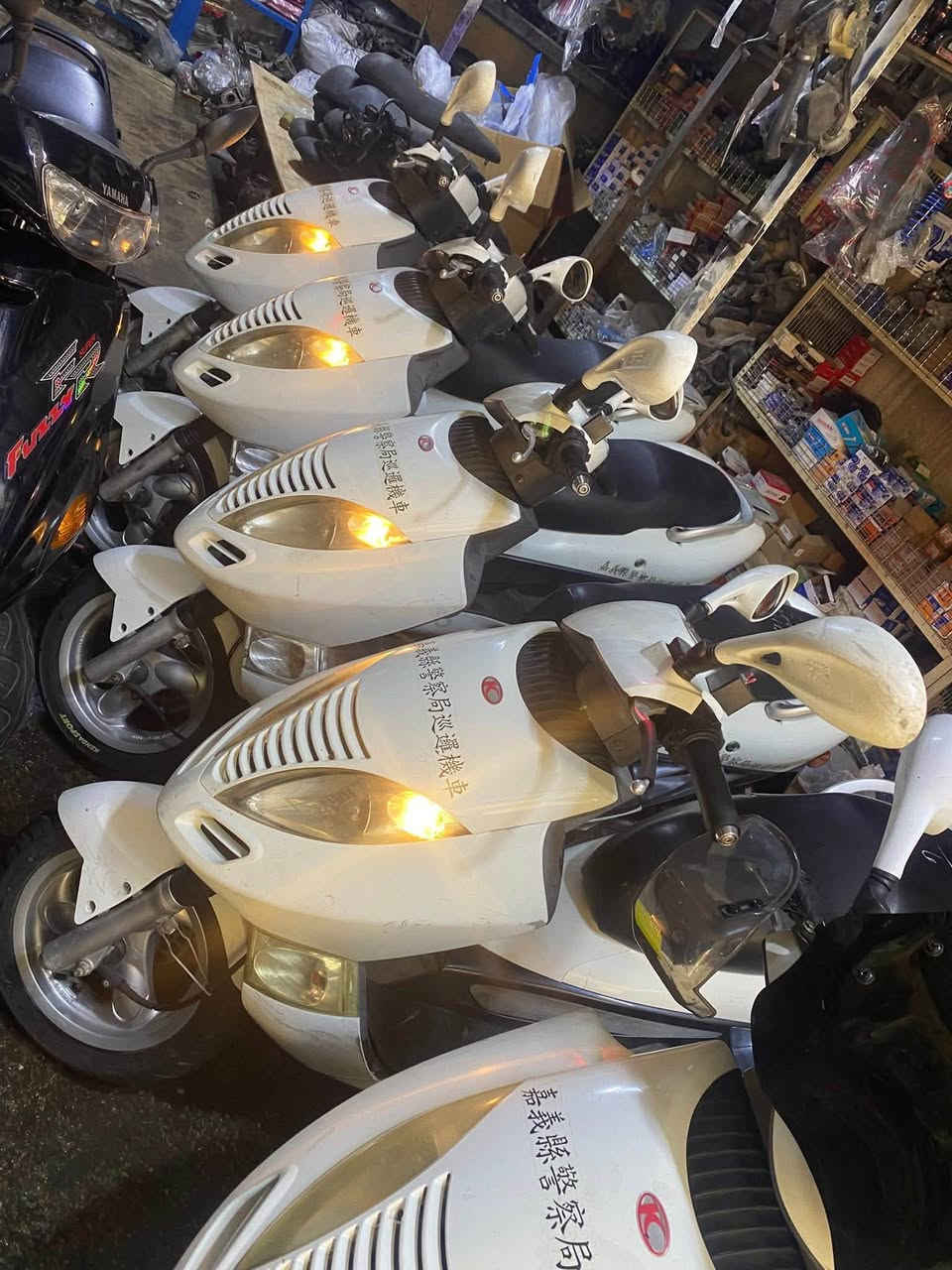 السلام عليكم
كامكو بوليس بالة حاوية 
السعر مليون و١٠٠ الف دراجات حاوية درجة أولى 
العنوان حلة مركز ***********
