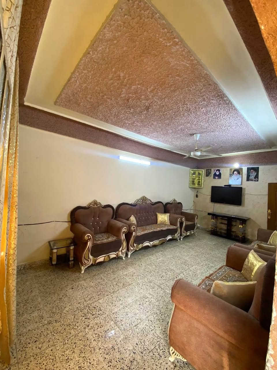 [ السلام عليكم] 

دار (١٣٠) م متر للبيع 🏦 بناء ممتاز واجهة ٧ونص م 

بناء مسلح درجة اولى👍 بغداد الجديدة النعيرية  الشارع العريض بل قرب من معهد الادريسي 

🤩يحتوي الدار على مدخلين صالة 🏘 ومطبخ وخدمات٣

و ٣غـرف نـوم 🏤  وبـيتـونـة وصـطح وترك خلف البيت    🏘

  للاستفسار  ***********  ☎️
