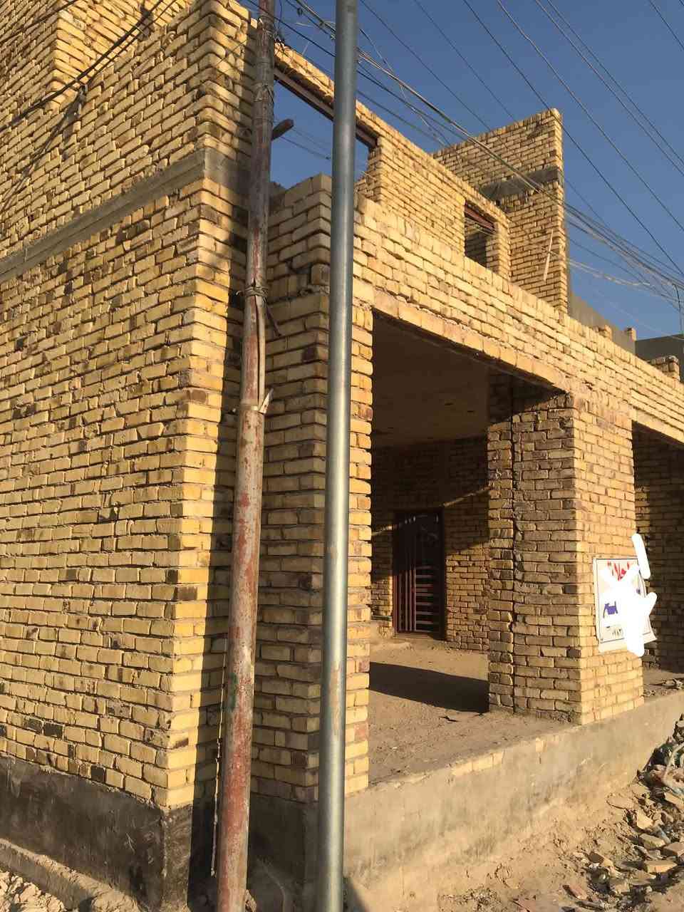 موقع تجاري للبيع المساحة الكلية 70 متر يتكون من طابقين الطابق الأول يحتوي إثنان محلات موقع تجاري راقي جداً يصلح صالون نسائي سوبر ماركت البناء حديث كما مبين في الصورة يعني غير كامل الطابق الأول صب كونكريت 
الطابق الثاني يتكون من شقة مبنية وغير مفصلة تحتاج بعض القواطع 
وبسعر مناسب مستعجلين بالبيع 
للاستفسار الاتصال على الرقم التالي 
***********
الموقع شارع علي قمارة قرب أسواق حسون مخيف
