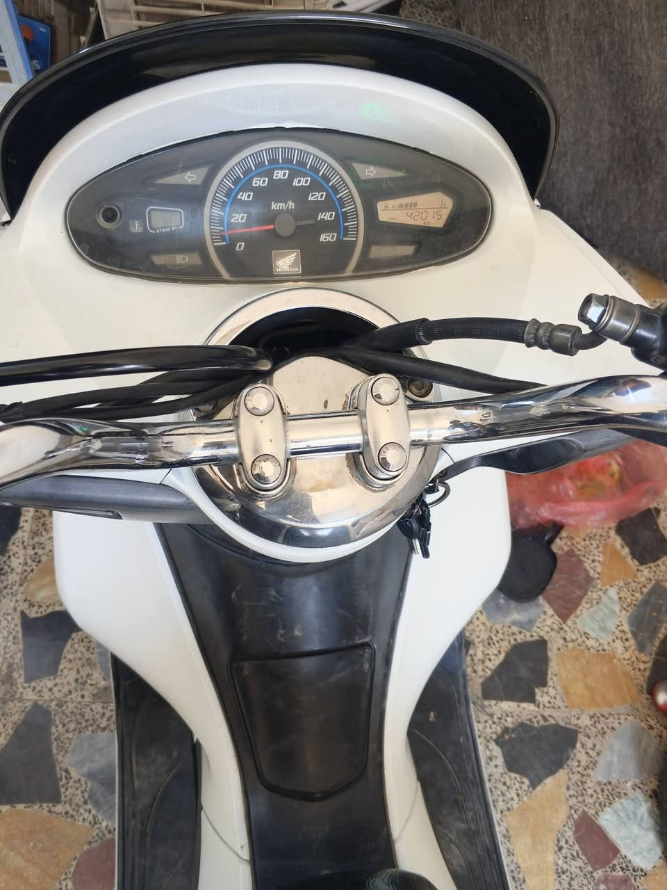 دراجة pcxجيل اول مديل 2016 مكينه 125 
دراجة 

ماكو شي بيها مو شغال كلها شغاله على اخر حبايه ماشيه 42الف حقيقي دراجة تتعب تكول جديده بغداد مدينة الصدر ***********  السعر 1400
