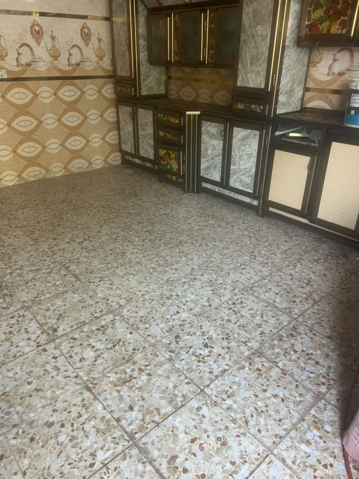 الدار للبيع المساحه 570 متر البناء 360 والحديقة

210 متر  2 غرف نوم 4*5 +غرفه نوم 6*4+صاله 8/5 *4 +مطبخ 5*4 + صحيات  ——— +استقبال 4* 12  +  طارمه 5*4 الاستفسار 

مع كافه الخدمات مدارس كهرباء وطني مولده شارع  أبي ماء    *********** ——— *********** شارع كربلاء نجف يبعد عن الشارع العام 300 متر طريق ياعلي مشمول ب قرار 320
