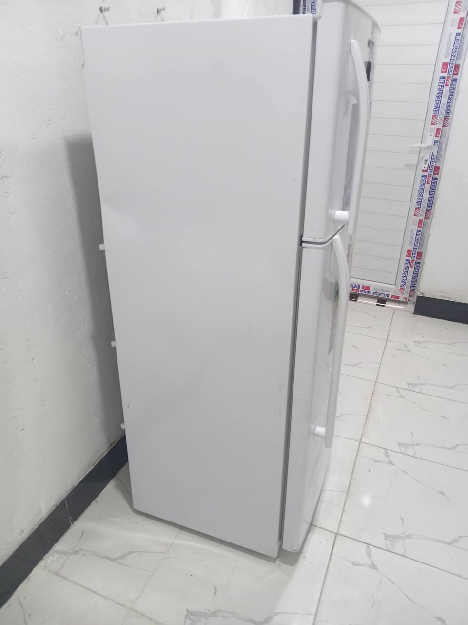ثلاجه للبيع يعني بعدها جديده. يعني استخدام قليل جدا ***********
