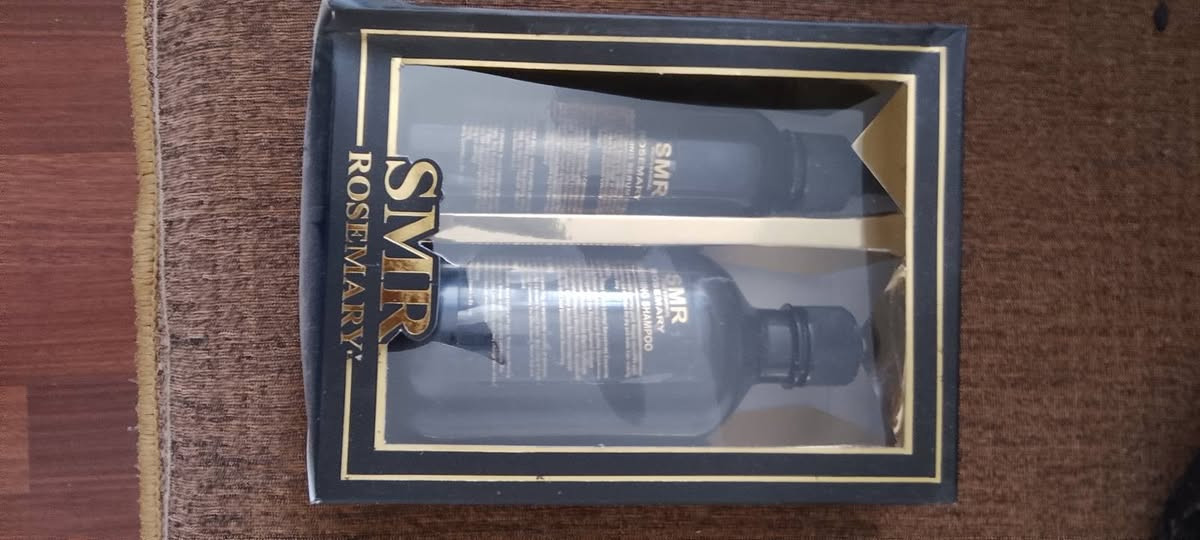 سلام عليكم Rosemary Shampoo = شامبو إكليل الجبل.
المنتج الثاني يبدو مخصصًا لفروة الرأس/الشعر، لكن الكتابة عليه صغيرة وما أگدر أترجم مكوناته بدقة من الصورة.
فوائده المتوقعة 🌿
تنظيف فروة الرأس والشعر.
يساعد على تقليل الدهون وتراكمات الفروة.
الروزماري قد يساعد في تحسين صحة فروة الرأس وتقليل تساقط الشعر عند بعض الأشخاص، لكن مو علاج مضمون للصلع أو التساقط الشديد.
يساعد على إعطاء الشعر مظهرًا أكثر حيوية. المكان بغداد الدوره حي دجله ماعندي توصيل
