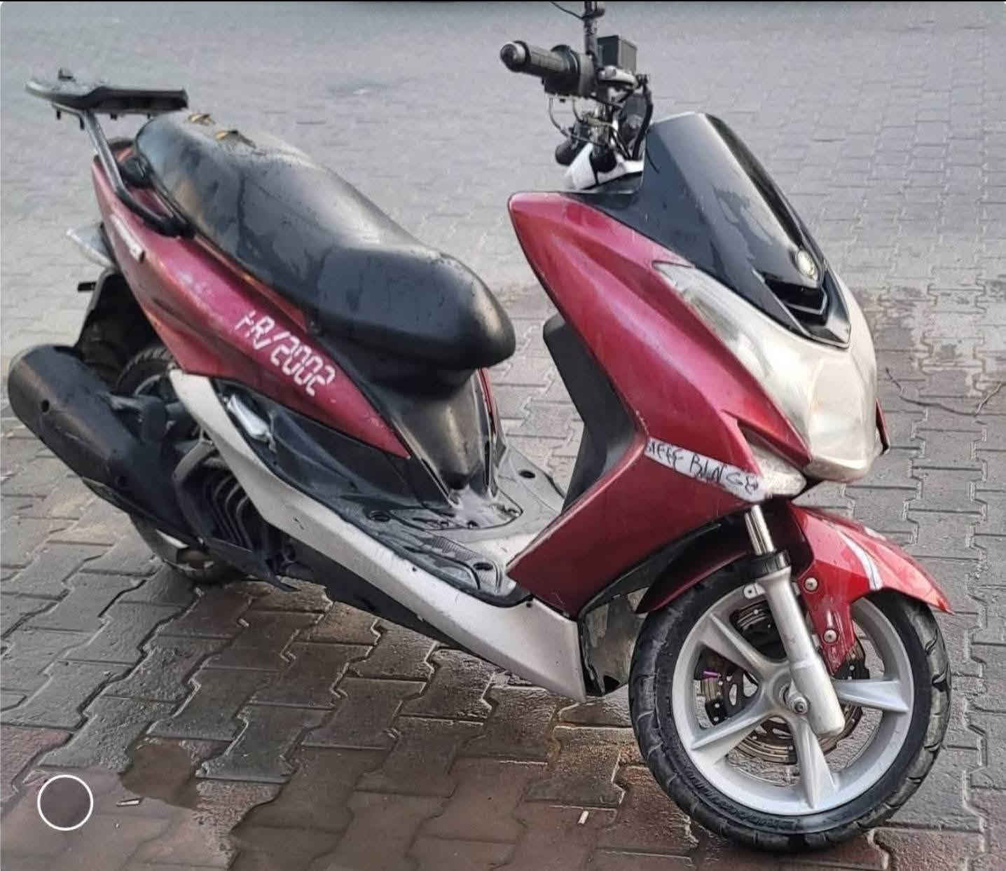 السلام عليكم شباب، دراجة ياماها ماجسته اس ياباني حجم المحرك 155cc، الدراجة نظيفة ومال جناي وجاهزة تطلع بيهه وين ما تريد.الموديل 2017 ماشية 75,000 كم لونها ماروني  المكينة مفتوحة  نكرة سلف، شلعة ومعدل وعزم ما شاء الله ، لا بيهه تدخين ولا تنقيص دهن.تايرات جدد وتوخم نظيف، والبريكات الأمامي والخلفي اثنيناتهن تمام وشغالات 100%. الكهربائيات كلها شغالة بالكامل ومابيهه أي نقص، ومشدود الها لايت زنون قوي.الدراجة مداراة حيل، الدهن المستخدم بيهه أمزويل الأصلي، وماي الرديتر موتل الأصلي سعرها مليون (1مليون) وبيها مجال بسيط للشراي //مكان النجف الاشرف _كوفة للتواصل: راسلني واتساب فقط على الرقم *********** أو راسلني على الخاص ماسنجر وأهلاً وسهلاً بالجميع.
