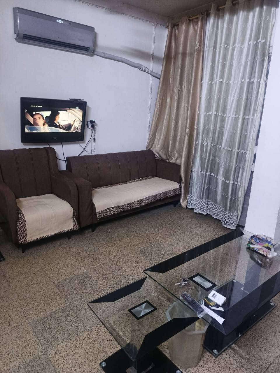 شقه مؤثثه للايجار غرفة وصالة عوائل فقط كراده داخل قرب الشهادة الجنسيه على ابو نؤاس طابق ثاني ***********
