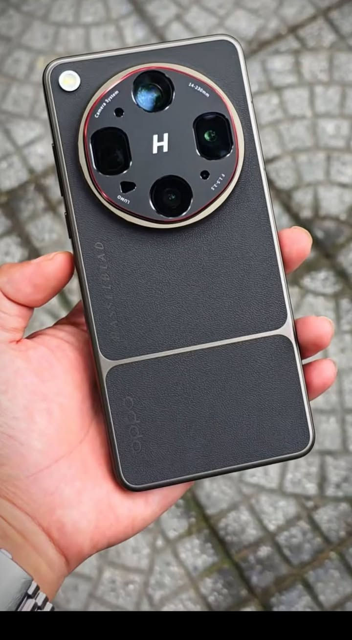 للبيع  opoo x9 الترا  مشحون 24مره نضافه 100/100 الغراض فقط شاحنه وكفر هديه النسخه الصينيه رقم ***********  السعر 1650سعر مناسب
يُعد هاتف OPPO Find X9 Ultra أحد أقوى الهواتف الرائدة (Flagship) التي أطلقتها أوبو، مع تركيز استثنائي على منظومة التصوير بالتعاون مع Hasselblad.  
​Specifications (المواصفات الأساسية)
​الشاشة: LTPO AMOLED بمقاس 6.82 بوصة ودقة +QHD (1440×3168)، تدعم معدل تحديث 144Hz، وسطوع أقصى يصل إلى 3600nits مع طبقة حماية Corning Gorilla Glass Victus 2.  
​المعالج: Qualcomm Snapdragon 8 Elite Gen 5 (بمعمارية 3 نانومتر) يقدم أعلى مستويات الأداء والألعاب.  
​الذاكرة والتخزين:
​الرام (RAM): 12GB أو 16GB من نوع LPDDR5X.  
​التخزين الداخلي: 256GB / 512GB / 1TB من نوع UFS 4.1 (لا يدعم كارت ذاكرة خارجي).  
​منظومة الكاميرات الخلفية (أربعة كاميرات بالتعاون مع Hasselblad):  
​الأساسية: بدقة 200 ميجابكسل بمستشعر كبير مع مثبت بصري OIS.  
​تقريب (Periscope Telephoto 3X): بدقة 200 ميجابكسل مع OIS.  
​تقريب بعيد (Periscope Telephoto 10X): بدقة 50 ميجابكسل لتقريب بصري حقيقي حاد مع OIS.  
​زاوية واسعة (Ultrawide): بدقة 50 ميجابكسل.  
​تصوير فيديو يدعم دقة 8K و 4K بـ 120 إطار في الثانية مع Dolby Vision.  
​الكاميرا الأمامية: بدقة 50 ميجابكسل تدعم تصوير فيديو 4K.  
​البطارية والشحن:  
​بطارية ضخمة بسعة 7,050mAh من نوع (Silicon-Carbon).
للبيع  opoo x9 الترا  مشحون 24مره نضافه 100/100 الغراض فقط شاحنه وكفر هديه النسخه الصينيه رقم ***********  السعر 1650سعر مناسب
