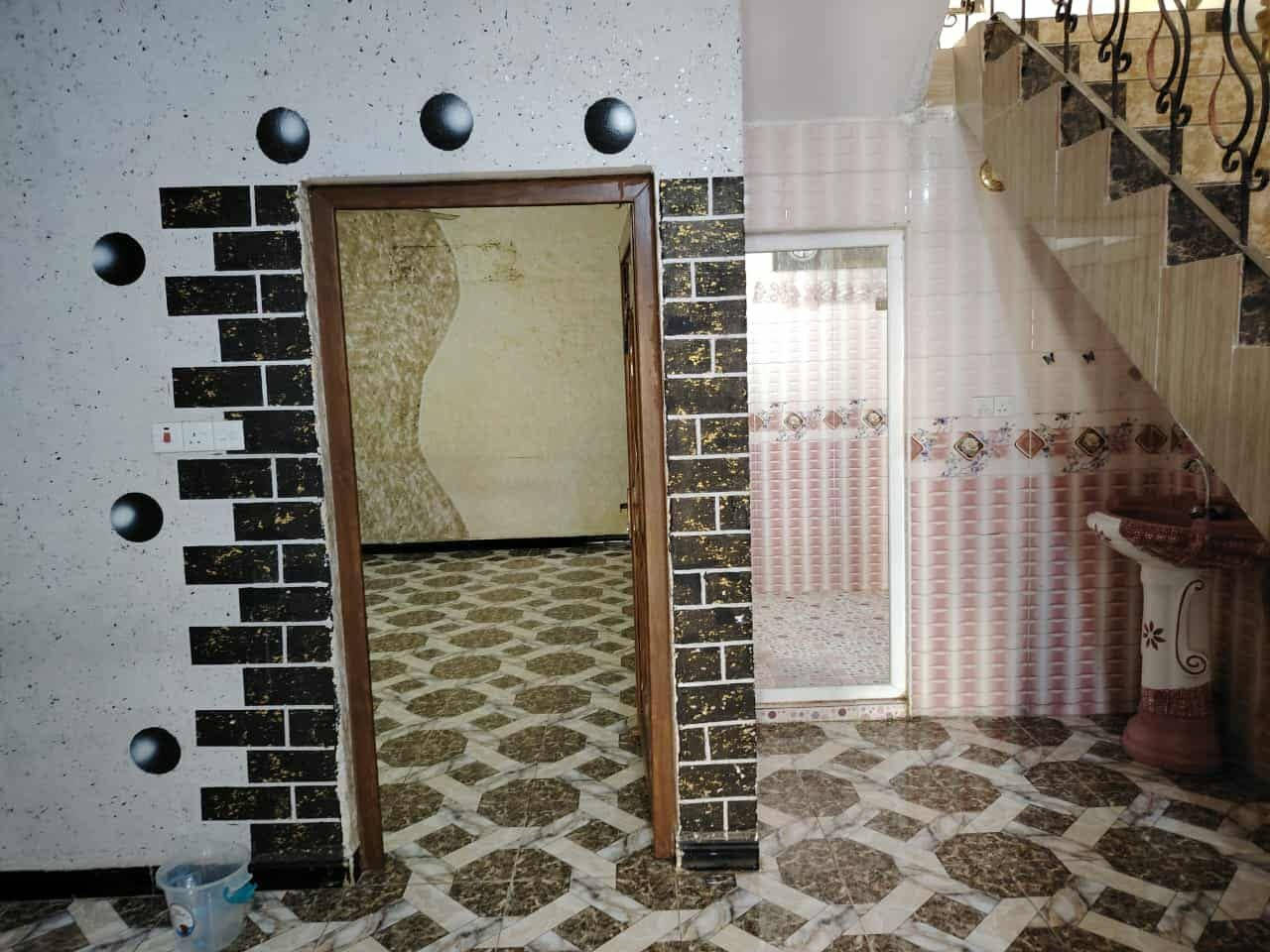 بيت طابقين طابو صرف للبيع بعقوبة الكاطون الرحمة قرب شارع الصحفيين ٣ غرف نوم واستقبال وصاله ومطبخ وصحيات وكراج سيارة المساحة ١٢٠ التواصل 
***********
