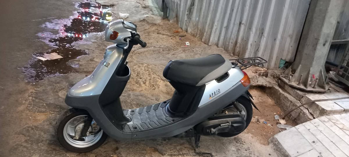 دراجه بطه حاويه مديل 2000 كلها بلاديه حتى السويج بلادي وشرط الفحص تنباع العنوان كربلاء شارع الجمهوريه هاتف ***********
