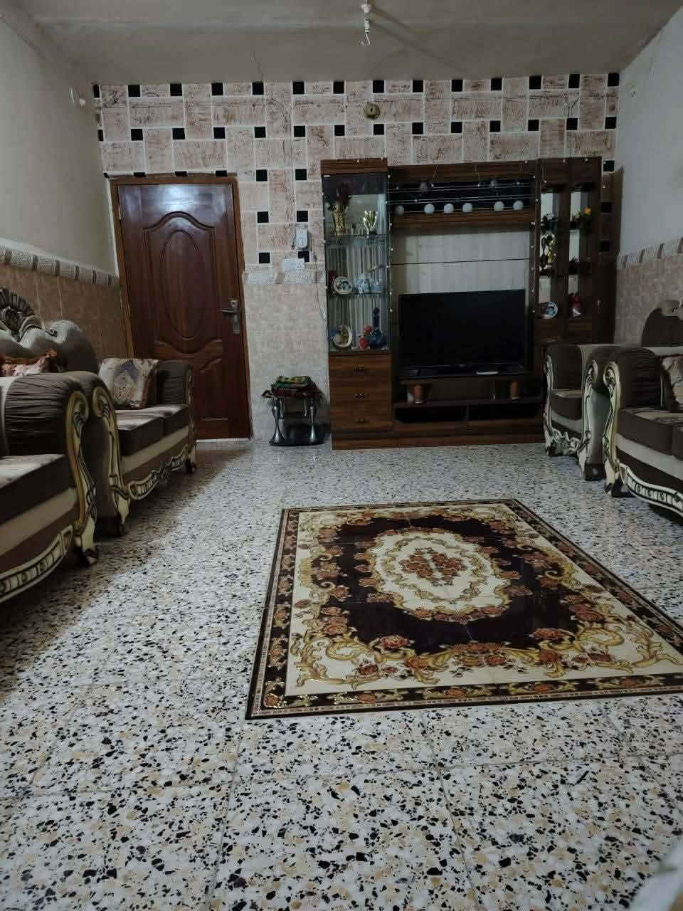 السلام عليكم
بيت للبيع : طابو صرف

الموقع : حي الحسين قرب ساحة ناجي ( بالبداية قبل الوصول لساحة ناجي ) قرب قنطرة علي فرحان

المساحة : 220m²

البيت يحتوي على :

 مطبخ بارد ( 3.5 × 4 ) + مطبخ حار صغير ( 1.5 × 2 )

صالة كبيرة ( 3.5 × 9.5 )

استقبال كبير ( 6.5 × 4 )

غرفتين بالطابق الأول :

الغرفة الأول ( 3.5 × 4 ) + الغرفة الثانية ( 4 × 4 )

غرفة و صالة بالطابق الثاني :

الغرفة ( 3.5 × 4 ) + الصالة ( 3.5 × 2.5 ) بالإضافة إلى سطح

صحيات خارجية كاملة + حمام داخلي

طارمة + حديقة

السعر : 100 مليون

للتواصل الاتصال بالرقم او واتساب : ***********
