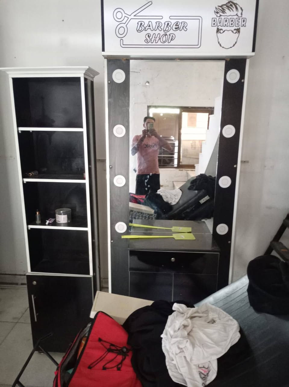 متاح مرايا وميز وسرير يستخدم لليزر
الشراي يتصل *********** سعرهن مناسب
