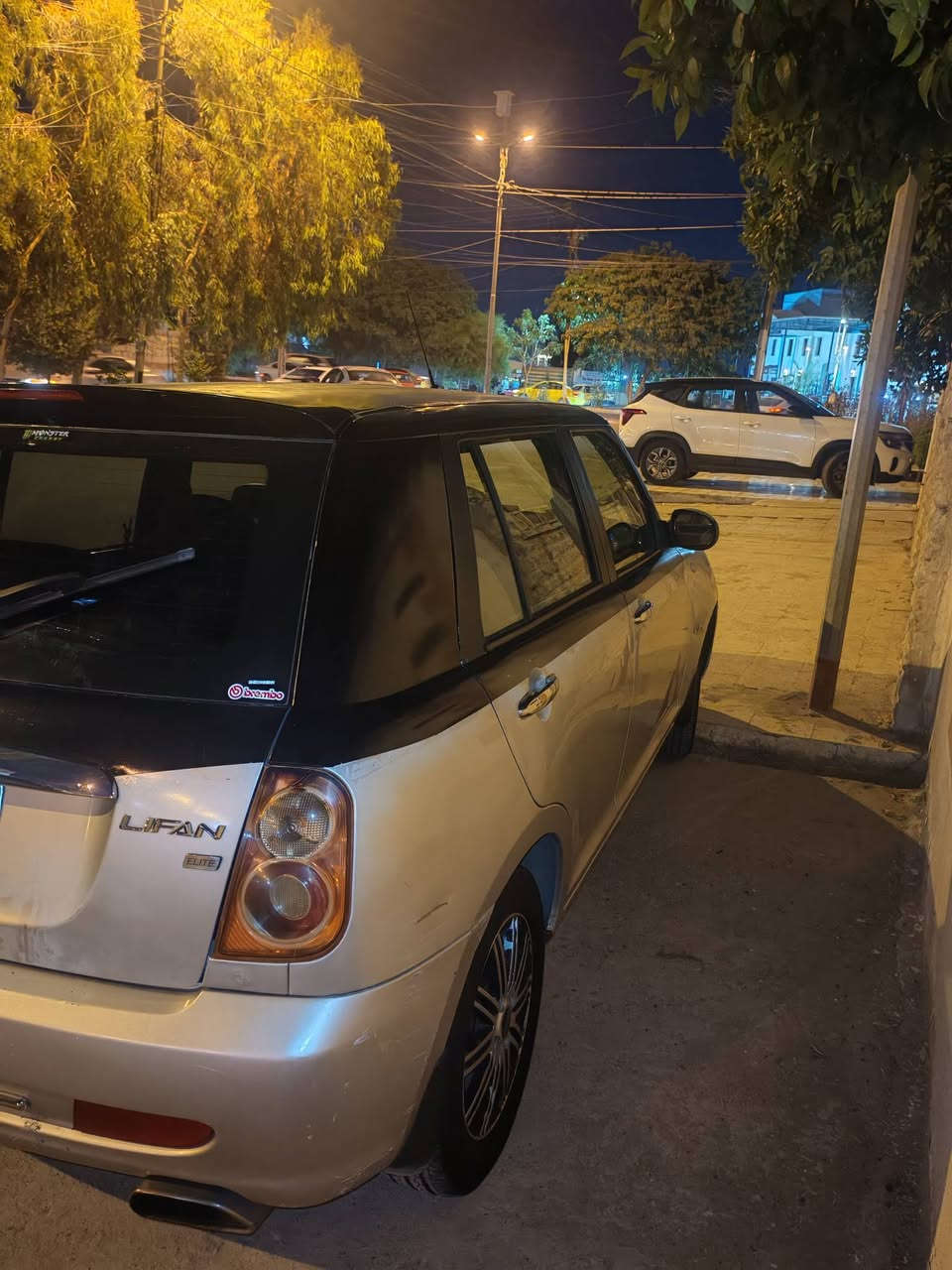 سلام عليكم
ليفان ٣٢٠ للبيع
طخم ومكينه وكير مكفولات وشرط
شاشه تبريد كلو شغال 
للستفسار ***********
