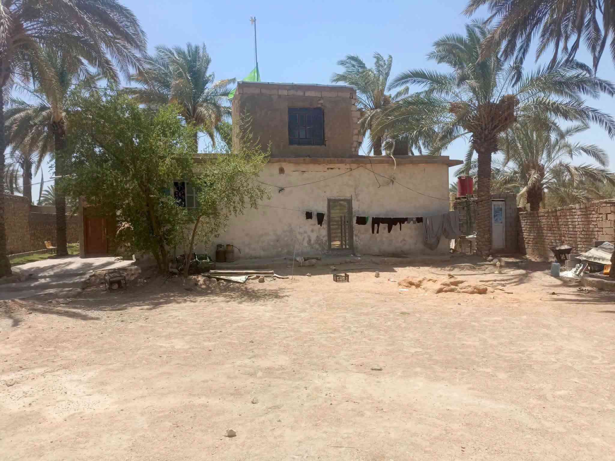 سلا عليكم متابعني. يالله يارزاق
قطعه ارض مساحه 1250طابو زراعي سند 25تحتوي ع 3بيوت 

ألبيت الواحد 200. 🏣 
                           ::::''البيت ثالث 100🏣
البيت ثاني 200🏣
  
                          وتحتوي ع حديقه داخل المزرعه 🏝️

غرفتين وصاله وستقبال وتخاريج.جاهز من كلشي سقوف ثانويه

 اساس صب وسقف صب

غرفتين وصاله وستقبال وتخاريج.جاهز من كلشي سقوف ثانويه

كوفه شارع معمل الموز  علوت الفحل شارع الفلل. 

للستفسار اتصل عل الرقم *********** وتساب
