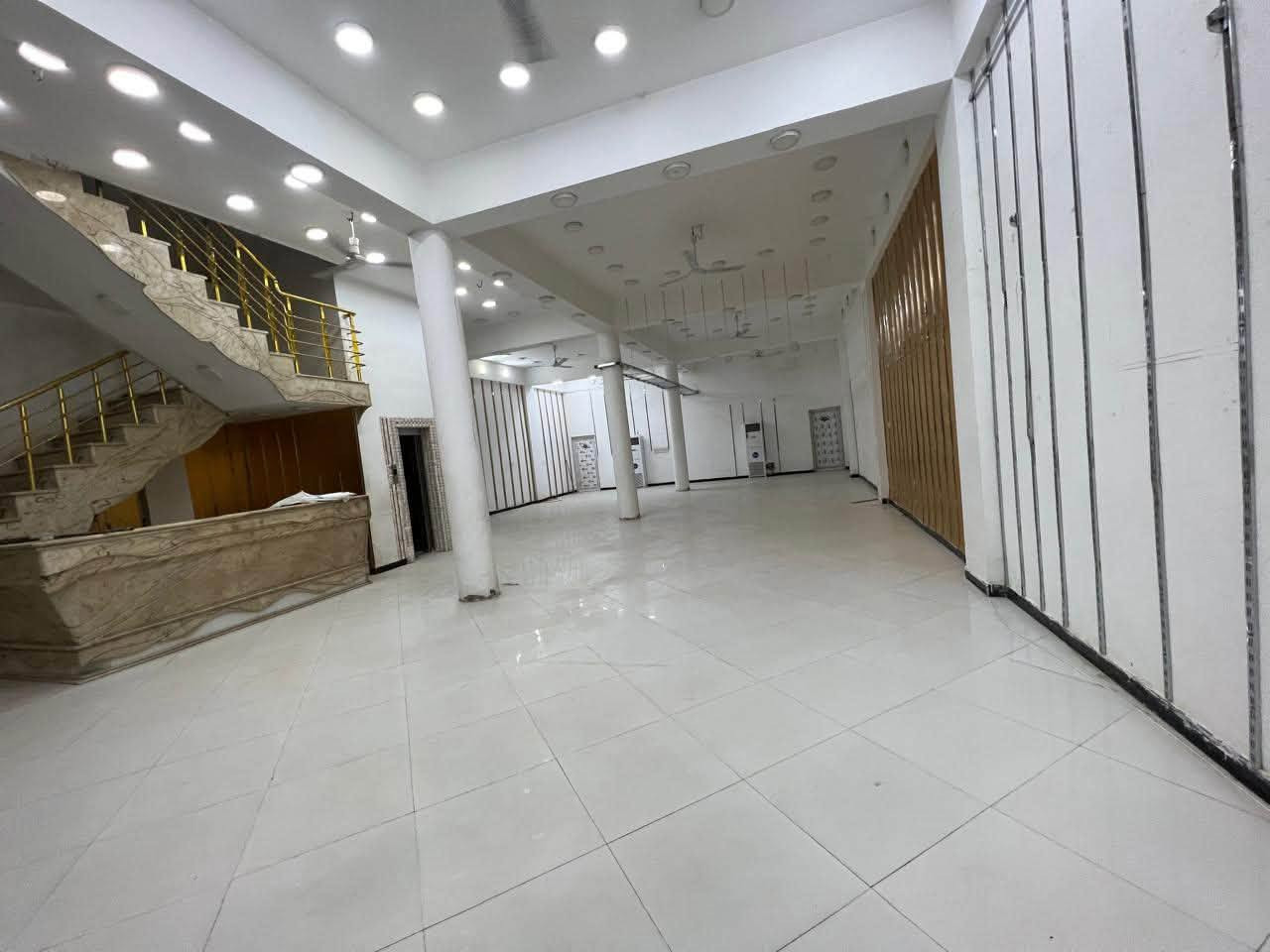 🏢 عمارة تجارية للبيع – النجف الأشرف

📍 الموقع: النجف الأشرف – حي الجزيرة، مقابل حي الوفاء، 

📐 مساحة الأرض: 200 م²
🏢 عدد الطوابق: 4 طوابق
🏠 نظام البناء:  قاعات
🏗️ سنة البناء: 2021

✨ المميزات والتجهيزات:
• 10 سبالت كنتورية سعة 3 طن
• منظومة متكاملة للدفاع المدني
• سلم طوارئ
• مصعد
• طابو صرف
• تقع على 4 شوارع
• موقع تجاري مميز

💰 الاستثمار الحالي:
العمارة مؤجرة حاليًا بعائد سنوي قدره 32 مليون دينار عراقي،

🔥 فرصة استثمارية مميزة في موقع تجاري وحيوي بالنجف الأشرف.

📞 للاستفسار والتفاصيل:

*********** 

#عمارة_للبيع #عقارات_النجف #النجف_الأشرف #عقار_تجاري #استثمار_عقاري #بنايات_للبيع

