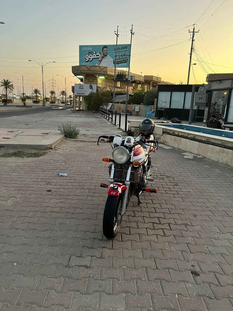 سلام عليكم سيبي 400
للبيع دراجه كفاله عامه شرط كلها مكينه كفاله 
برقي مابيها نقص دراجه رمبه مكان دراجه صلاح الدين
السعر 14 ونص وبيها مجال بصيط رقم الهاتف ***********
