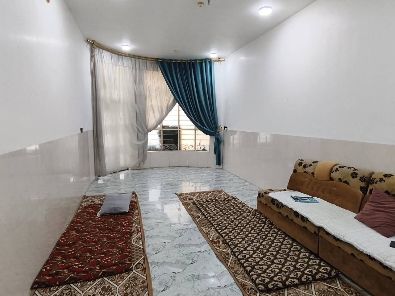 بيت للبيع حله زوير شارع مخبز علوش مساحه ٣٨٥ متر يتكون من استقبال ومطبخ وهول وغرفتين نوم ومجمعات صحيه داخل وخارج وحديثه وكراج كبير ثاني فرع عن الشط السعر ٢٠٠ بي مجال ***********
