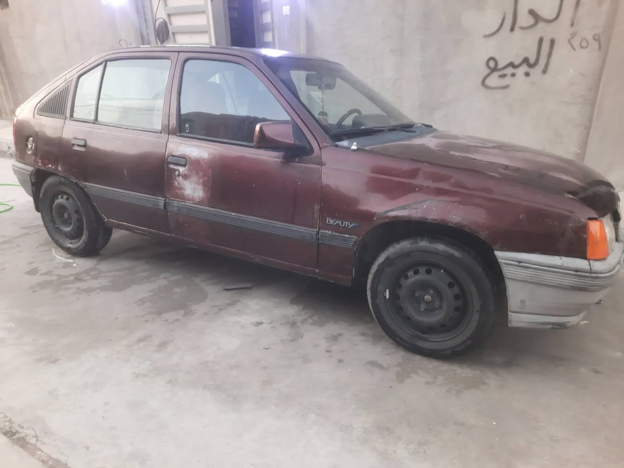 السلام عليكم 
كاديت للبيع موديل ١٩٩١ قفل مركزي وكهربائياتها كلها شغاله مايعوزها شي ومحرك ١٦ بدايت صرف رقم الماني باسمي شرط التحويل سياره نظيفه للاستفسار الاتصال على رقم ***********
