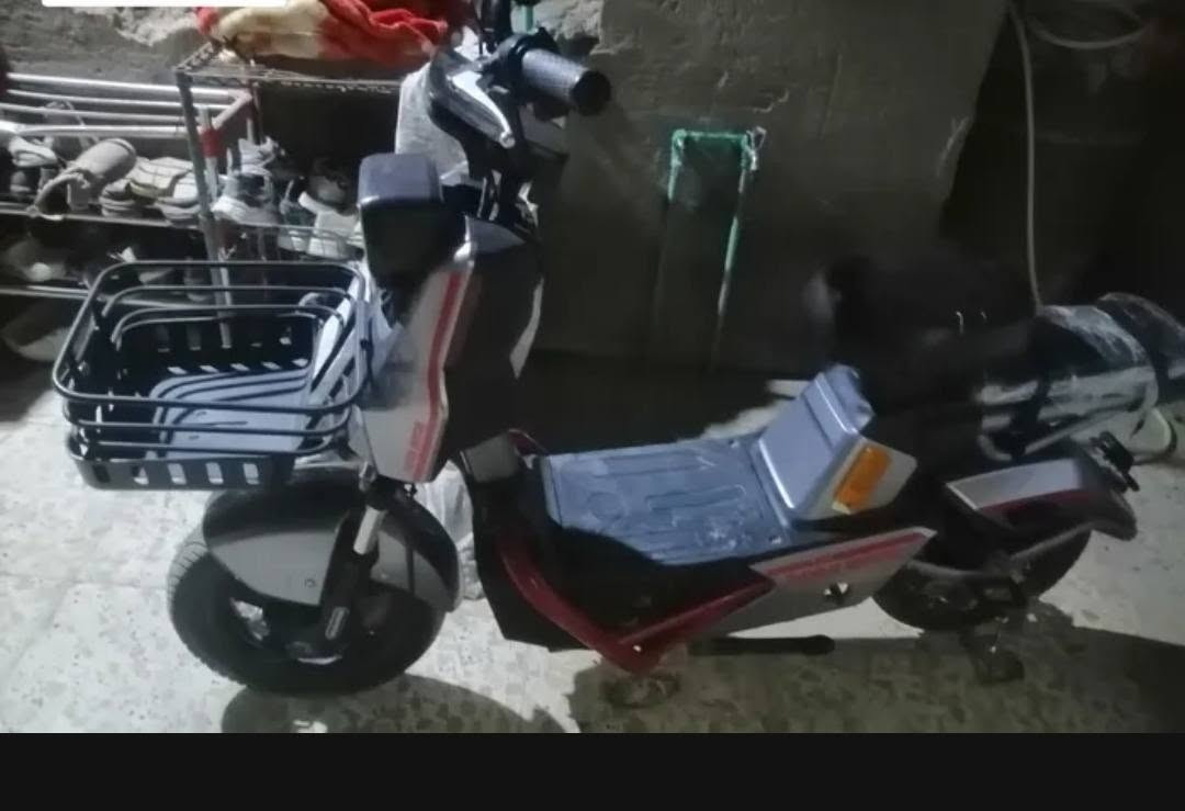 سلام عليكم دراجه شحن للبيع  الحجم 16 وتحتوي عله 4 بطاريات او جدد شديتهن قبل شهرين تقريبا 4 نمر لايت عالي وناصي اشاير يمنه يسره رباعي دراجه جانت تشتغل كله هسه يشتغلن الايتات ول اشاير وهورن بس التأير مايفتر المكان البصرة الزبير  ول سعر 200 وبيه مجال للشراي الرقم  *********** فقط وتساب
