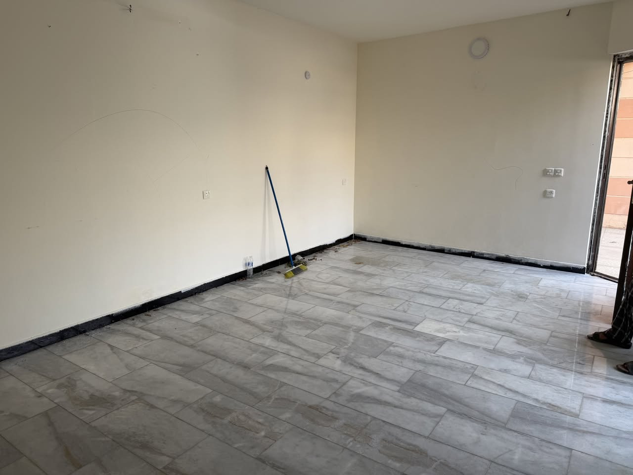 🏡 منزل للإيجار – بغداد / حي الجهاد
📍 الموقع: بغداد – حي الجهاد، خلف جامع النور.
مواصفات المنزل:
✅ المساحة: 100 متر مربع.
✅ غرفتا نوم.
✅ حمامان داخليان.
✅ حمام خارجي.
✅ صالة ومطبخ.
✅ كراج صغير مع ممر 
 💰 بدل الإيجار: 850,000 دينار عراقي شهريًا.
المنزل مناسب للعائلات، وفي منطقة هادئة وقريبة من الخدمات
 للاستفسار أو تحديد موعد للمعاينة، يرجى التواصل على الرقم: ***********
