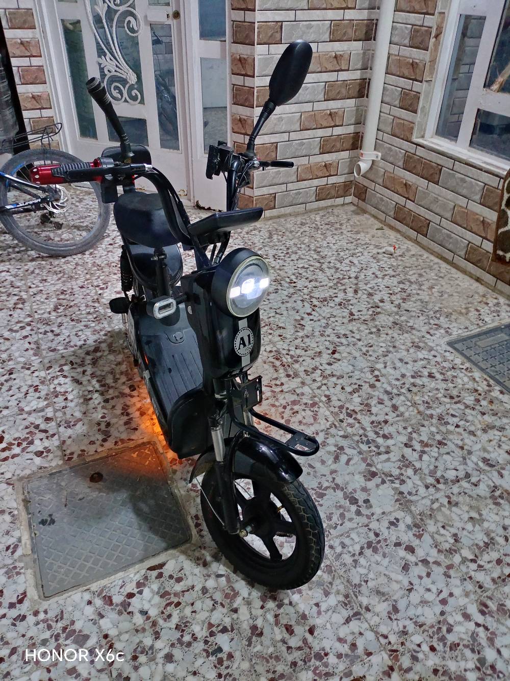 🚲 دراجة شحن حجم 14 للبيع
🏷️ شركة i2iKE بنز هابي
💰 السعر 240 قفل

⚠️ مو شراي لا تعبني وتكسر بالسعر

📋 المواصفات:

- 🔑 سويج تشغيل عدد 2، بصمة عدد 2، مفتاح صندوق البطاريات 2، مفتاح قفل ويل خلفي
- ⚖️ تحمل 120 كيلو
- 🛑 بريك بنز أمامي خلفي
- 💡 ضوء عالي ناصي
- 🔄 إشارة يمين يسار
- ⚙️ 4 نمرة ومثبت سرعة
- 🚨 إنذار سرقة
- 🔋 بطاريات عدد 4، 48W
- ⚡ ملف نحاس 100%، سرعة 35 حقيقي، 500W
- 📢 هورن
- 🔊 بلوتوث صوت عالي
- 🛞 أربع دبلات: 2 أمامي، 2 خلفي
- 📟 شاشة ديجتال تعرض الشحن والمسافة والفولتية والأعطال والسرعة
- 🔋 تمشي بالشحنة الوحدة من 25 إلى 30 كيلو حسب السرعة
- 💡 LED: واحد عاطل والثاني شغال
- 📱 ستاند موبايل

📍 العنوان: النجف، كوفة، السهلة، شارع معمل الدبس.

📲 للتواصل واتساب فقط: ***********

........................................................

السلة طاگة والمراية اليمنة طايحة، موجودات عندي.
شخوط قليلة متأثر.