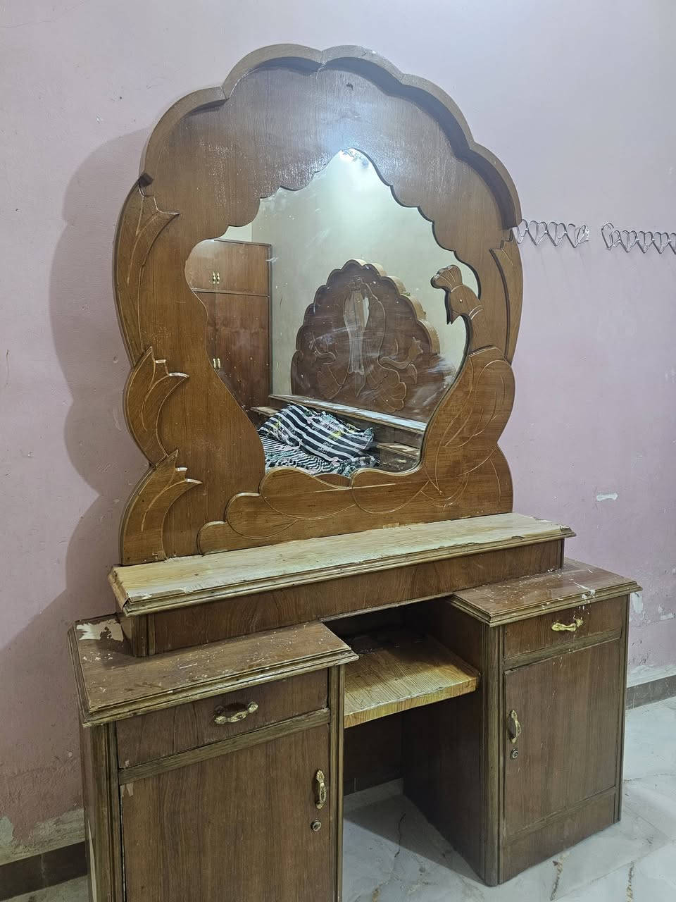 سلام عليكم
غرفه اخشاب تسكام عراقي ٣قطع كنتور ٥باب وجربايه وميز 
سبب بيع انتقال سعر ٣٠٠وبيه مجال لتواصل خاص وتساب ***********
