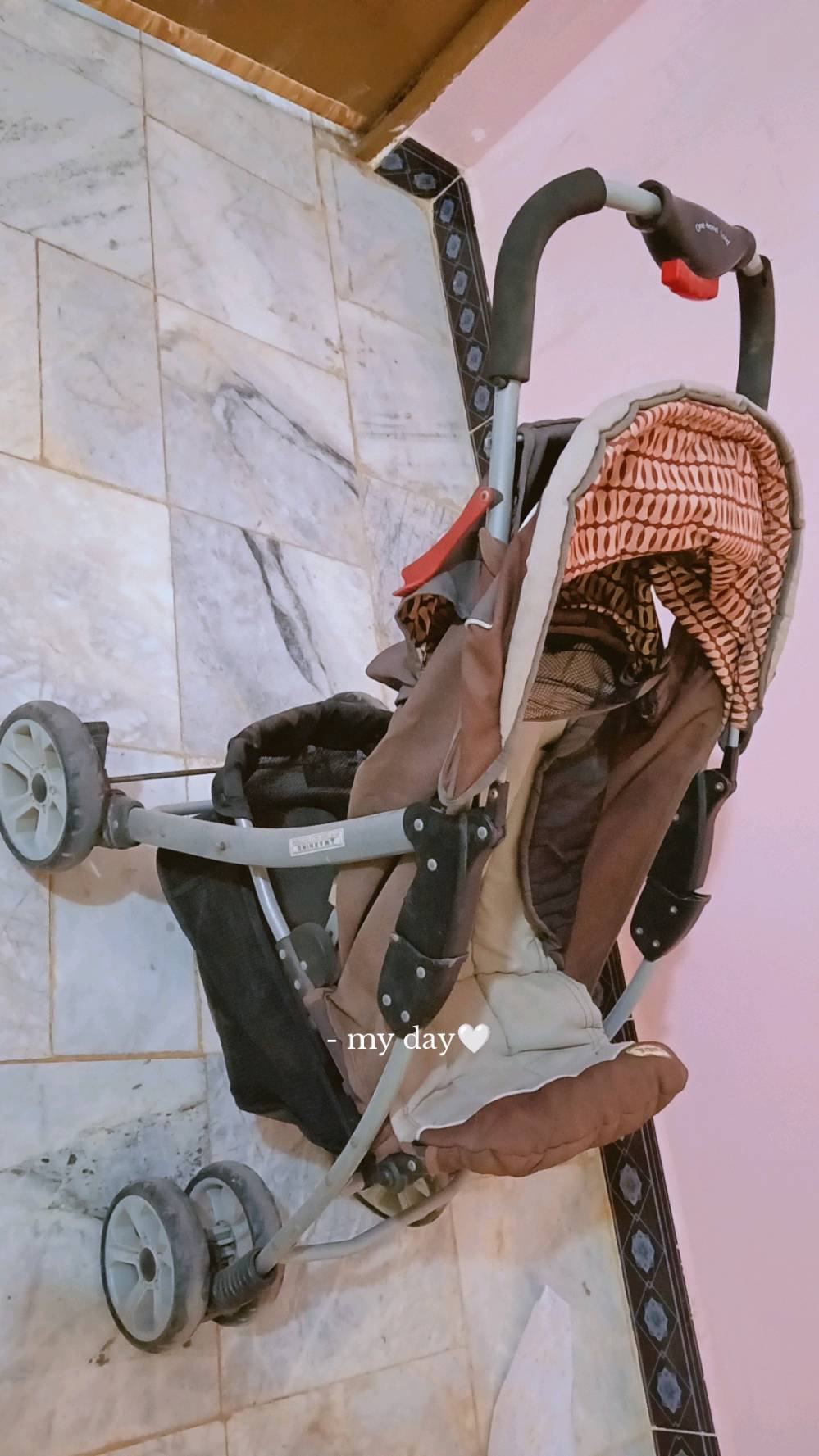 سرير أطفال جرار أبيض • عربانة أطفال بني