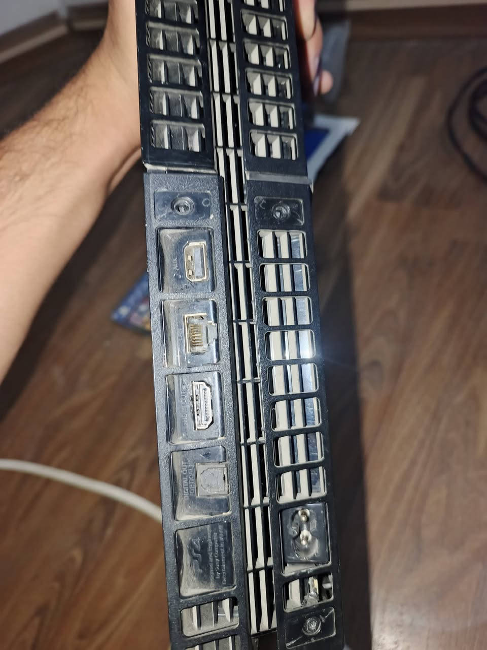 السلام عليكم ps4 نظيف داخل صيانه بس تنظيف 
البلي متروك صارله سنه وهسه شغلته واريد ابيعه سعره 175 وياه قرصين اساسنز كريد يونتي و for honr ويا يده اصليه 
البلي فتحته توني فرمته وكملته تستلمه وتلعب بي كبل
سعره 175 ممتواجد ماسنجر 
رقمي ***********
