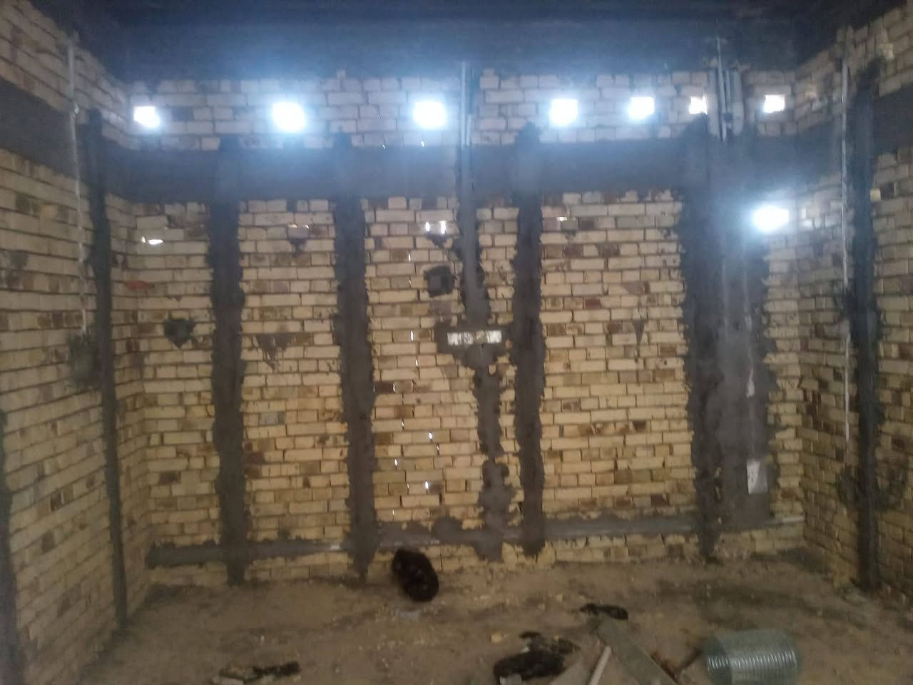 لبخ. اسود ابيض مساطر درجه اولى.   متفرق حاليا مقطوعه أو متر مربع.  عمل داخل البصره فقط 
***********
