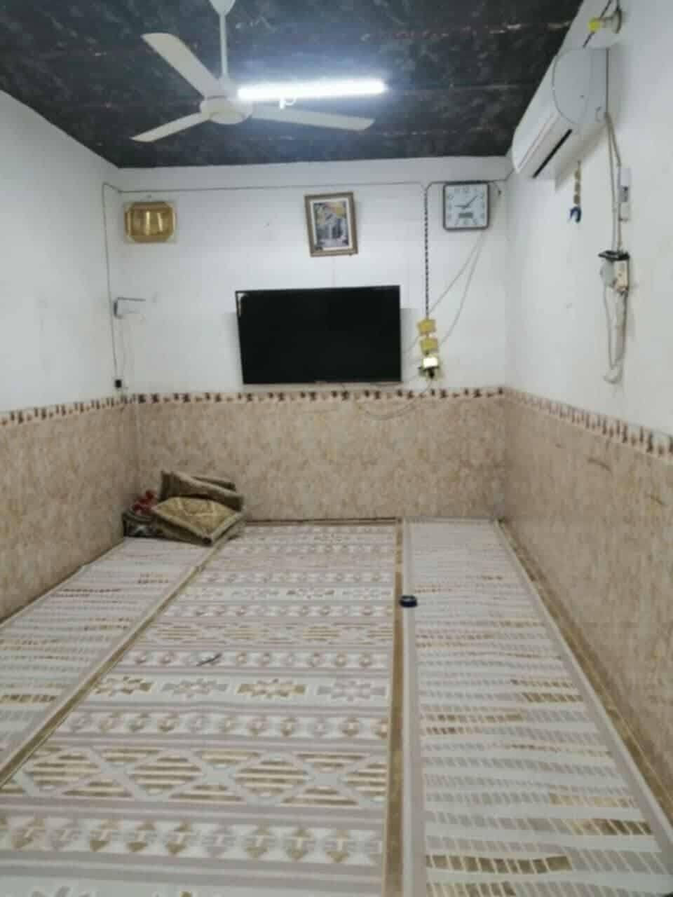 سلام عليكم اخوان متوفر دار سكن للبيع السماوه منطقة الغسل الصوب الصغير نظيف جدا جاهز للسكن غرفتين وصاله وبراني ومطبخ وصحيات بناء عكاده مساحة ١٦٠م. السعر ٧٠ وبي مجال استفسار اكثر اتصال*********** أو واتساب ونكون بخدمتكم
