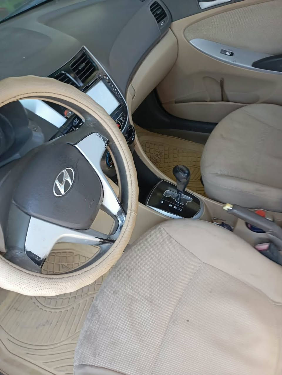 السلام عليكم للبيع اكسنت موديل 2012 خليجي السياره احلا من الصوره  كير محرك تبريد حداديه كفاله رقمهه  انكليزي ذي قار بسمي سنويه لل31 مكاني ديوانيه الشراي خاص او يتصل *********** السعر78وبيهه مجال
