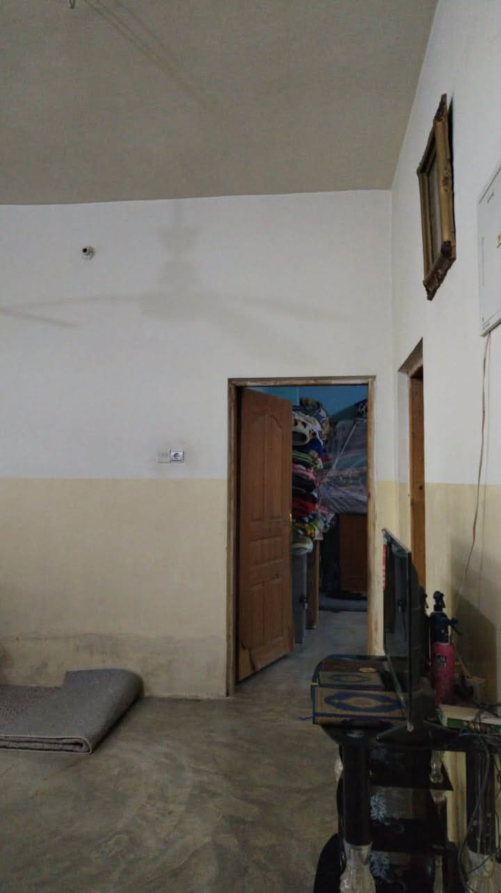 السلام عليكم بيت لل بيع المساحه  450 ب عرب حسين الجريش غرفتين نوم صاله مطبخ ربعه حديقه كراج سياره مخزن  مع محل  يرهم بمقدمه  السعر 40 وبي مجال بسيط 
الاتصال
*********** ‬
