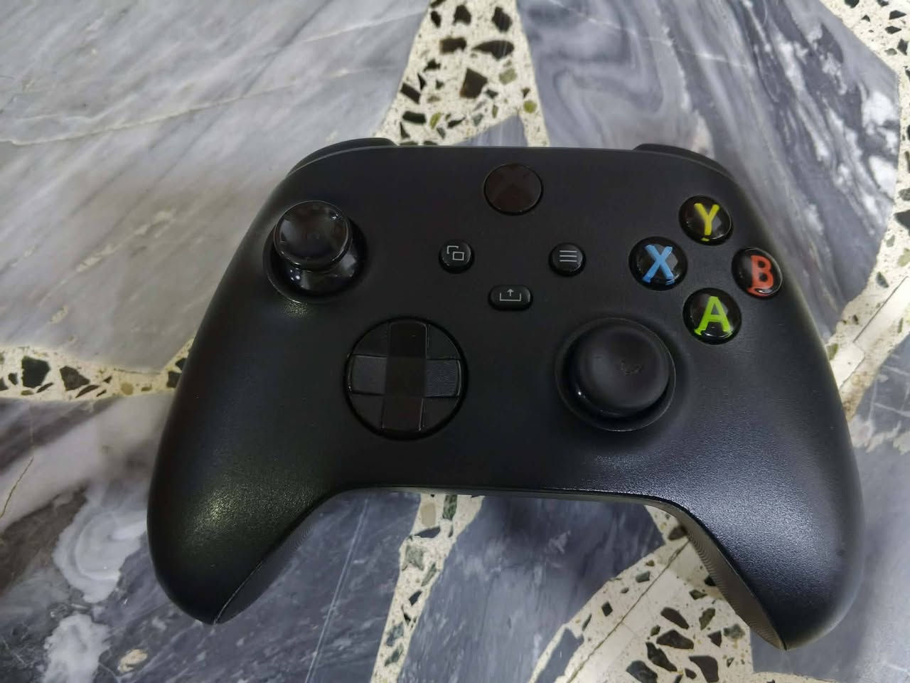 Xbox one x 1t
جهاز مامفتوح 

بيه اشتراك كيم باس شهرين مشترك 
و بيه لعبه تكن 7 مملوكه 

الملحقات:واير HD 🔌واير طاقه🔌 
بيه جويستك سيريس اكس 🎮

السعر:240الف 💵
متوفر توصيل الى جميع انحاء العراق 🚚
الرقم بيه واتساب:***********
