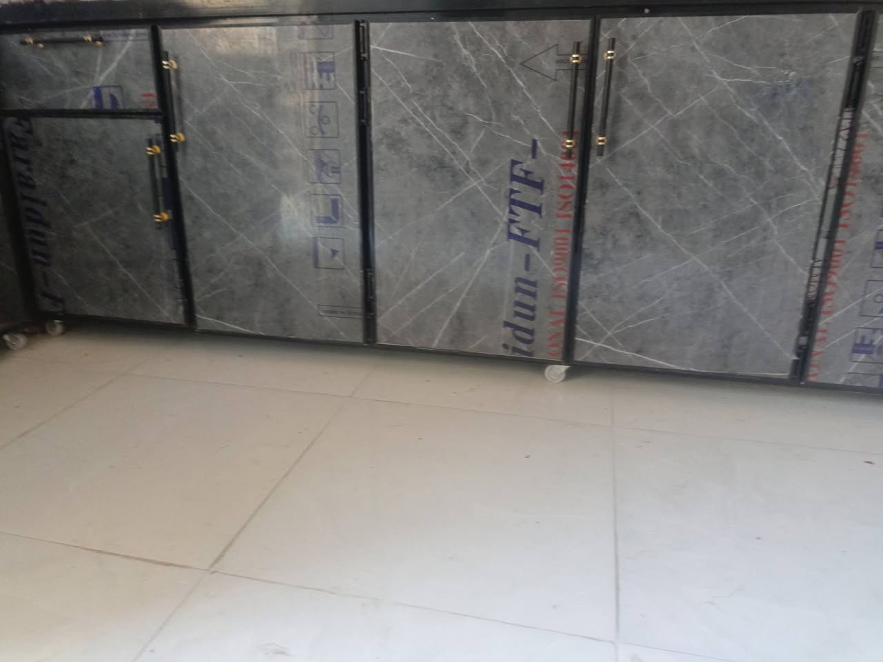 السلام عليكم كاونتر للبيع طول 3 متر متكون من قطعتين كبار + سنك متر ونص مرمر مع ضرر بسيط جداا في المرمر للاستفسار ***********
