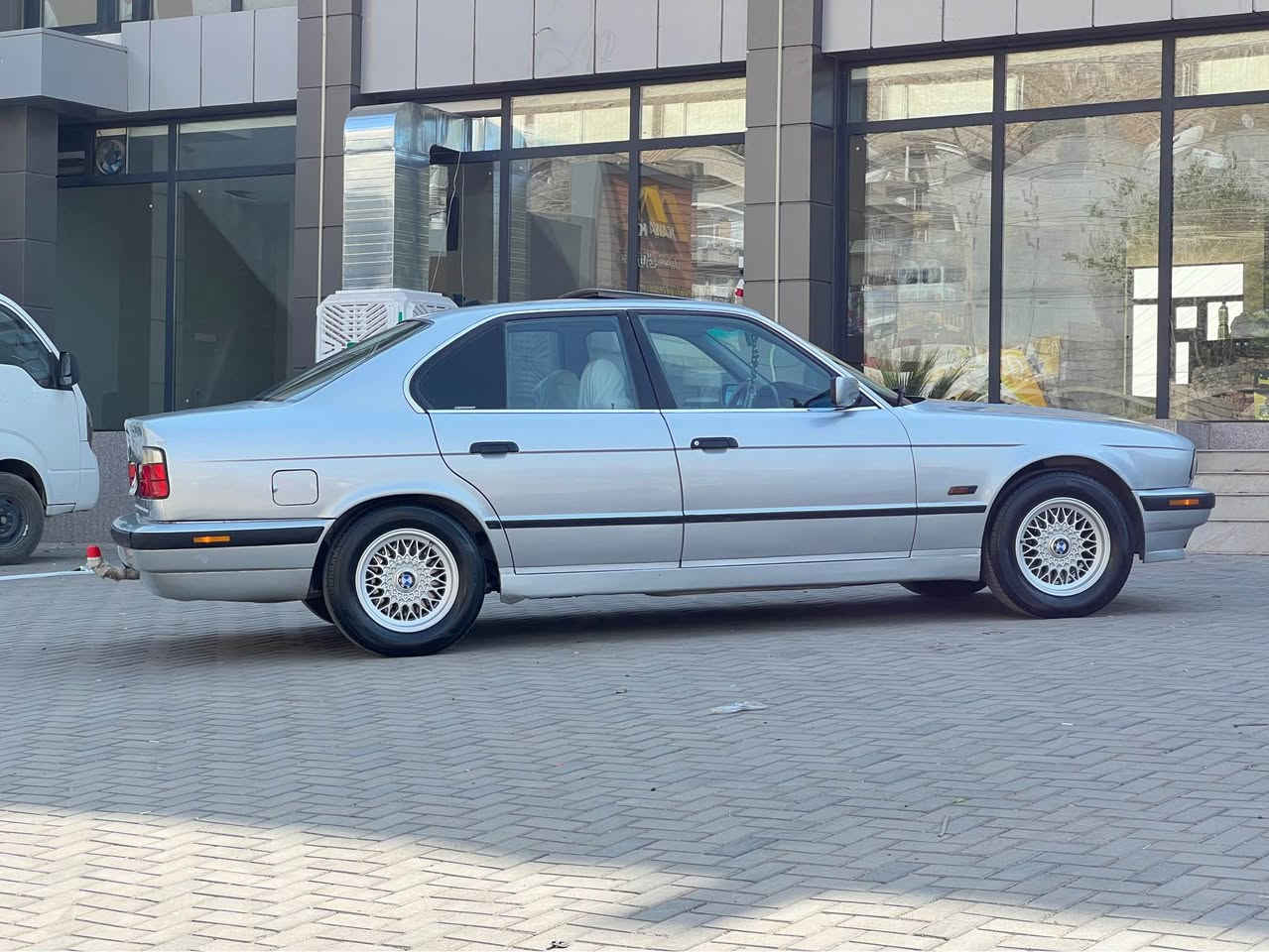 سه رەتا به ناوی خودا 
BMW1995
فول نمونە نمونە
مەکینە ٥٢٥ کەپس توماتیک  
ئارم پلاستیک هەولیر 
بە شەرتی ئەوەلیاتو موسو براوەو خرامە
پیشو پشتی کەپس 
سەیارەکە فول فولە
سلاید 
کوشن جلد و هیتەر 
حاسەو کامیرە 
جام کارەبا 
تەلەفونو کود 
تەبرید لەسەر سویچ
جەگو سپیری بیلادی 
سەیارەیەکی تا بلیی جوانو بی مەسروفە 
گیرو مەکینەو ئەکسل و تەقەو رەقە بەشەرتی ١٠ فیتەر 
بئ نوقسانیو بئ مەسروف کارەبایی بەشەرت ٢٥٠ مەسروفی نیە 
مشتەری لە خزمەتام 
سعر ٦٢ گەلاو مەجالیکی برایانە 
ژ.م *********** السليمانية, العراق
