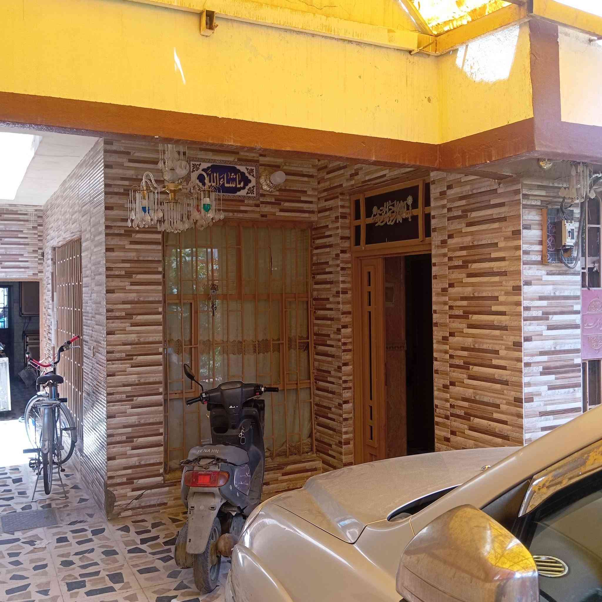 السلام عليكم عندي بيت  مساحته 250 متر طابقين كونكريت مسلح كاشي سيراميك 5 غرف بيت كامل من كلشي هو وخدماته.  . بحي العسكري العابد قطاع 11 بالبدايه  يرهم بيع ومراوس حسب القناعه  والفرق مو مهم  التواصل ***********
