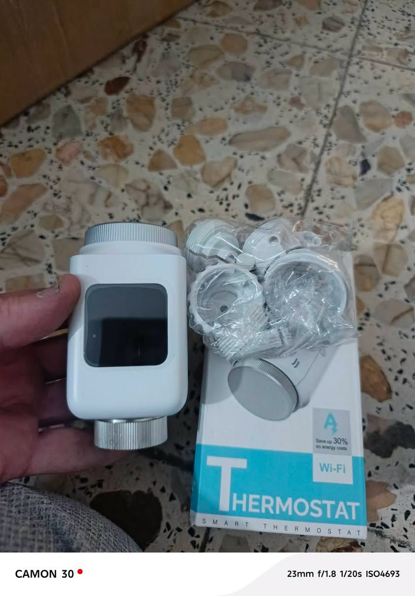 هذا صمام ثرموستات ذكي للتدفئة المركزية/الرادياتير (Smart Thermostatic Radiator Valve - TRV).
​يُركّب هذا الجهاز على صمامات أجهزة التدفئة المركزية (الرادياتيرات/المشعاعات) للتحكم التلقائي بدرجة حرارة الغرفة وضبطها عن بعد عبر الواي فاي (Wi-Fi)، ويدعم الربط مع تطبيقات مثل Smart Life و Tuya والمساعدات الصوتية (Google Home و Alexa).

نص مكتوب في الصور:
- CAMON 30
- 23mm f/1.8 1/20s ISO4693