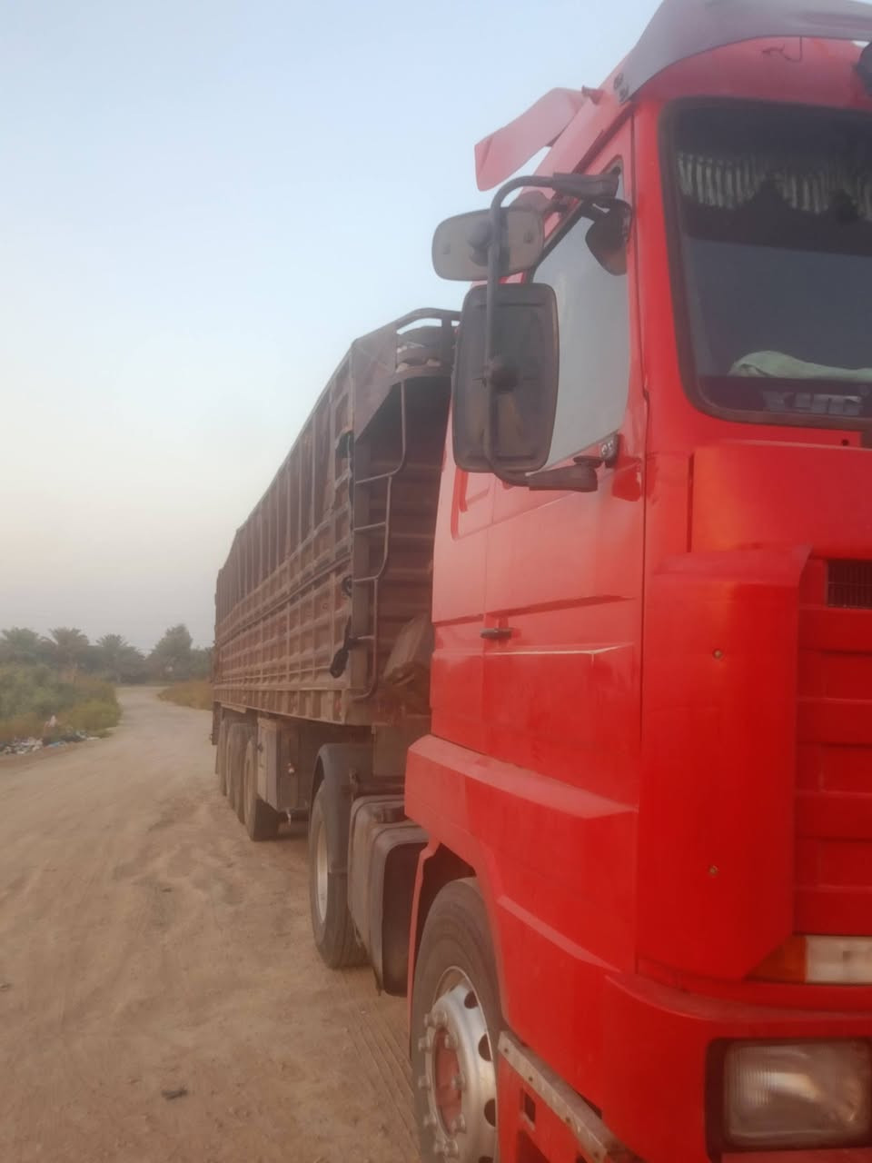 سلام عليكم اسكانيا موديل 91بيع راس وعربانة السعر 255ورقه وبيهة مجال اتصال ***********مربوطة عربانه اربع محاوير كير عادي 3/3سياره محدثة تحديث جديد السياره خير من الله
