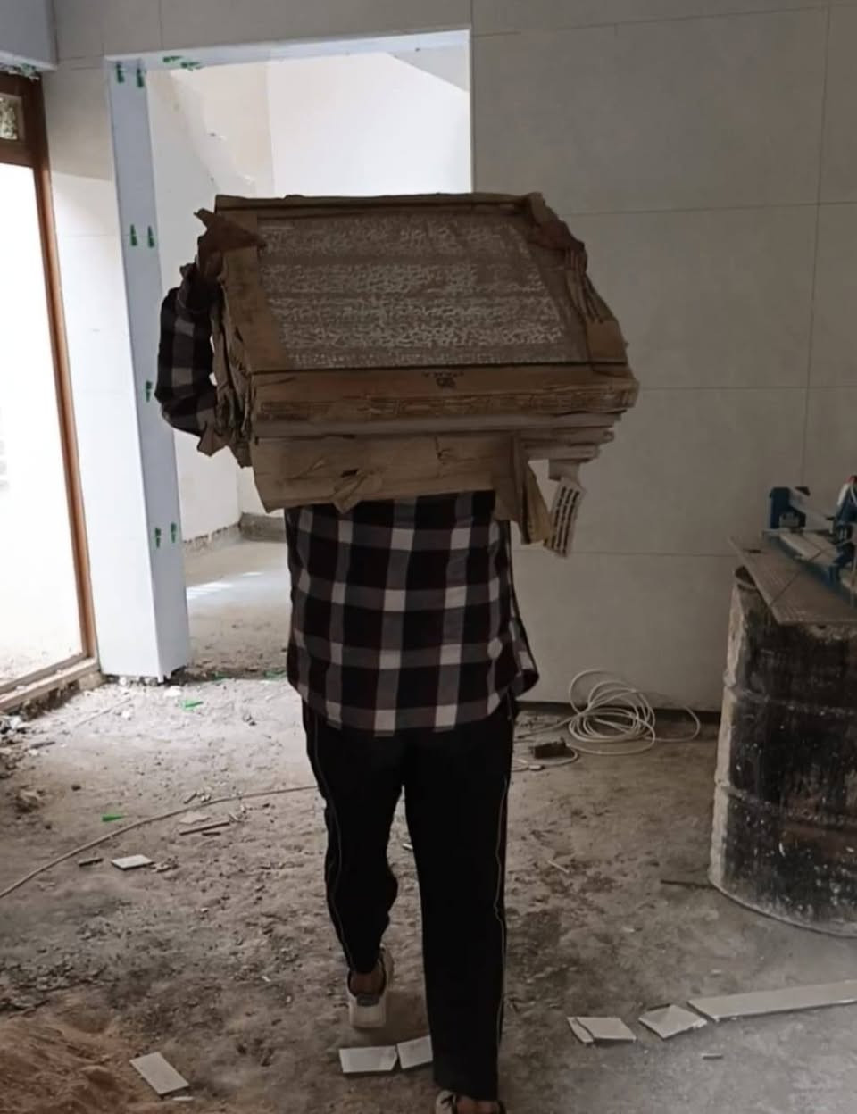 سلام عليكم كادر تصعيد على ظهر كافة مواد البناء مكانه بغداد اتصال وبخدمتك ***********
